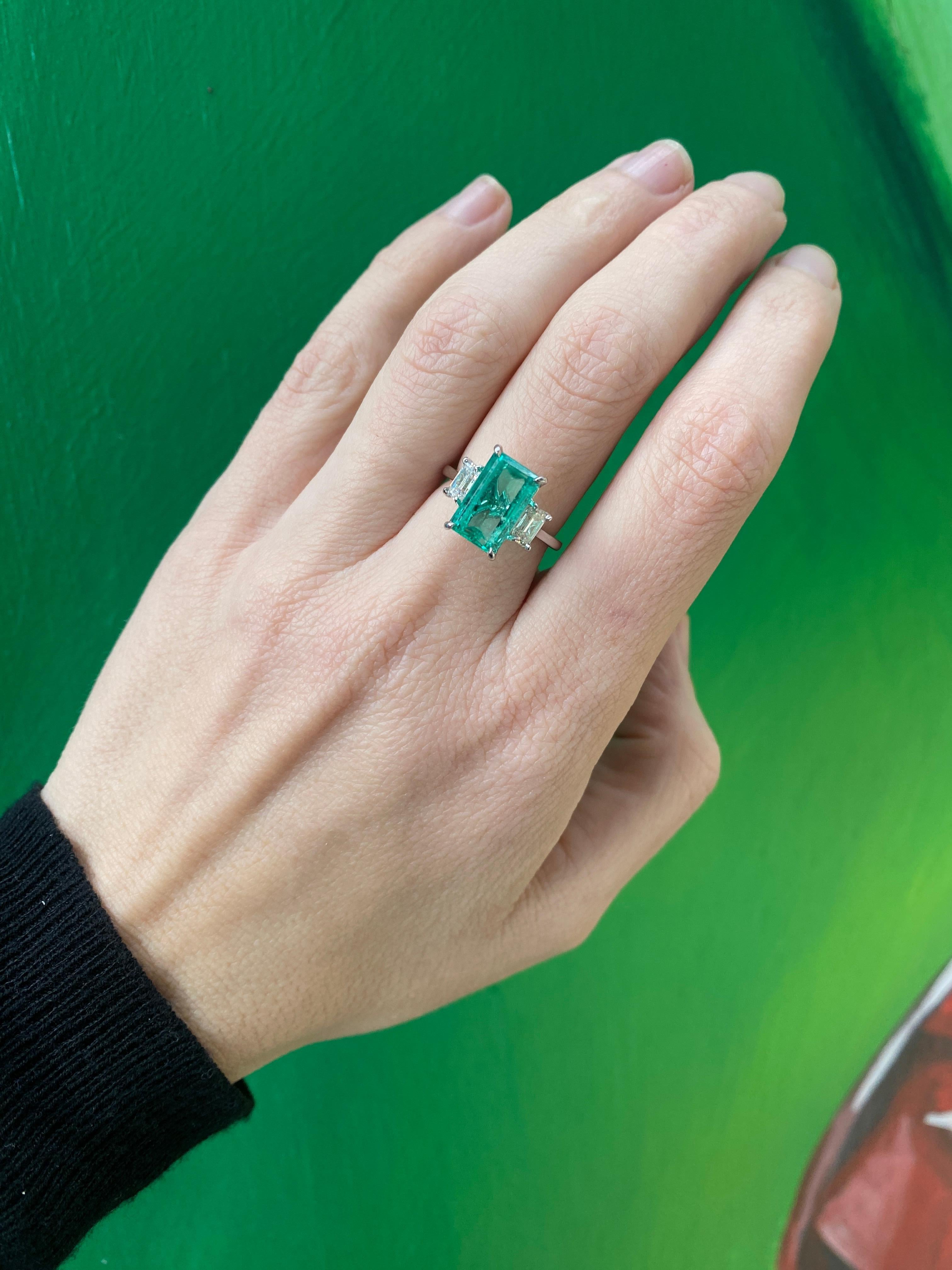 GIA-zertifizierter 3,32 Karat achteckiger kolumbianischer Smaragd & Diamantring mit Stufenschliff  im Angebot 9