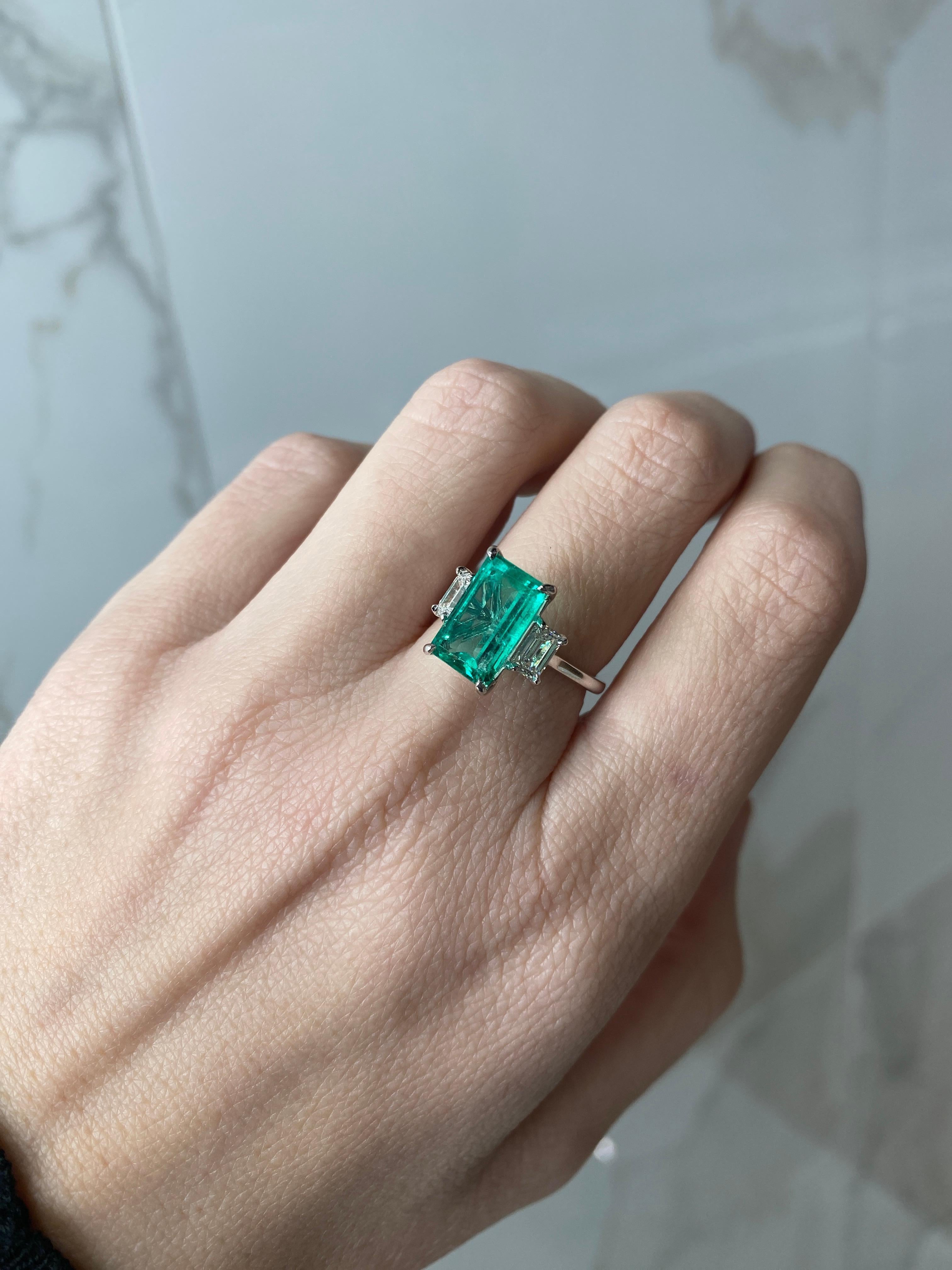 GIA-zertifizierter 3,32 Karat achteckiger kolumbianischer Smaragd & Diamantring mit Stufenschliff im Angebot 1
