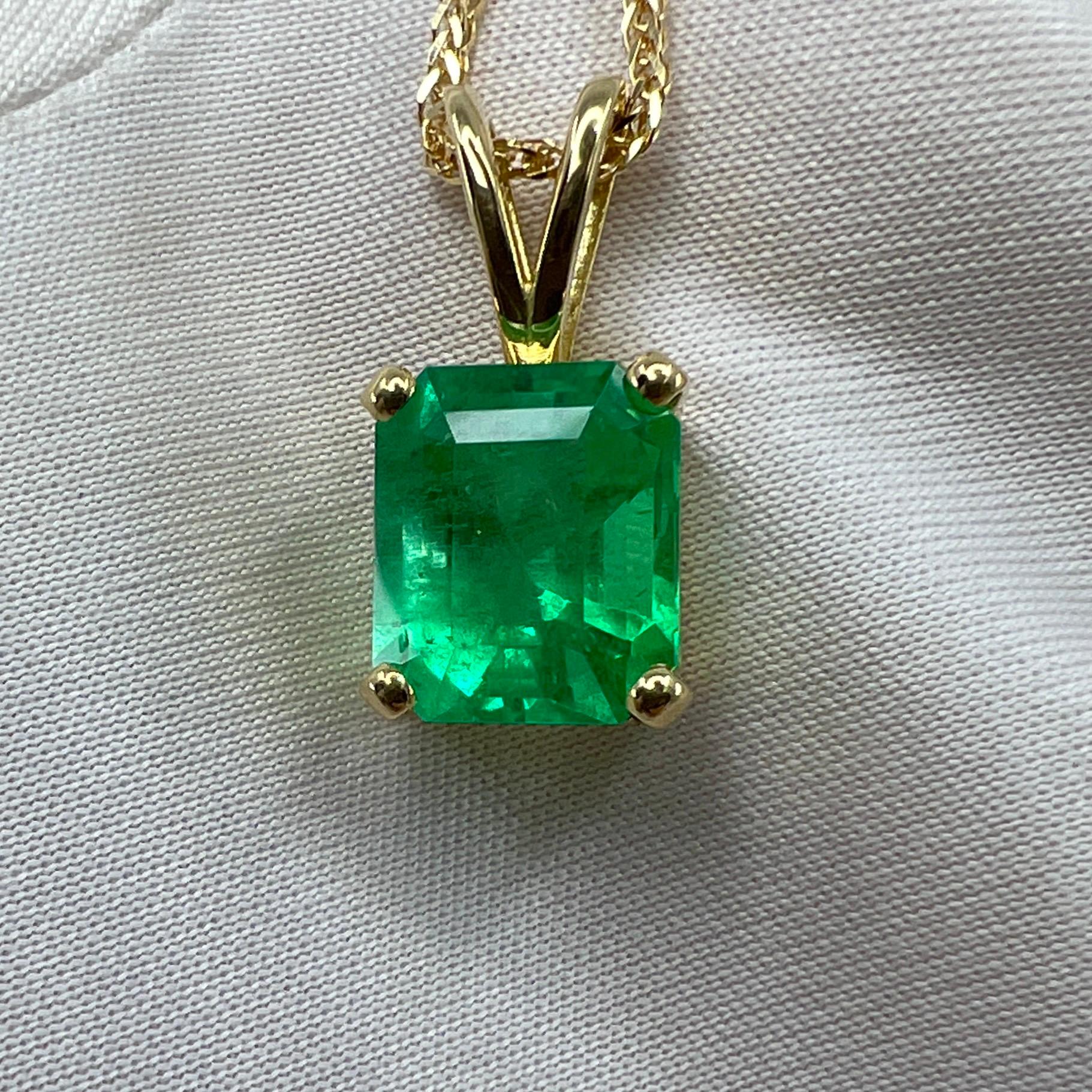 GIA Certified 3.32ct Vivid Green Colombian Emerald 18k Gold Pendant Necklace In New Condition In Birmingham, GB