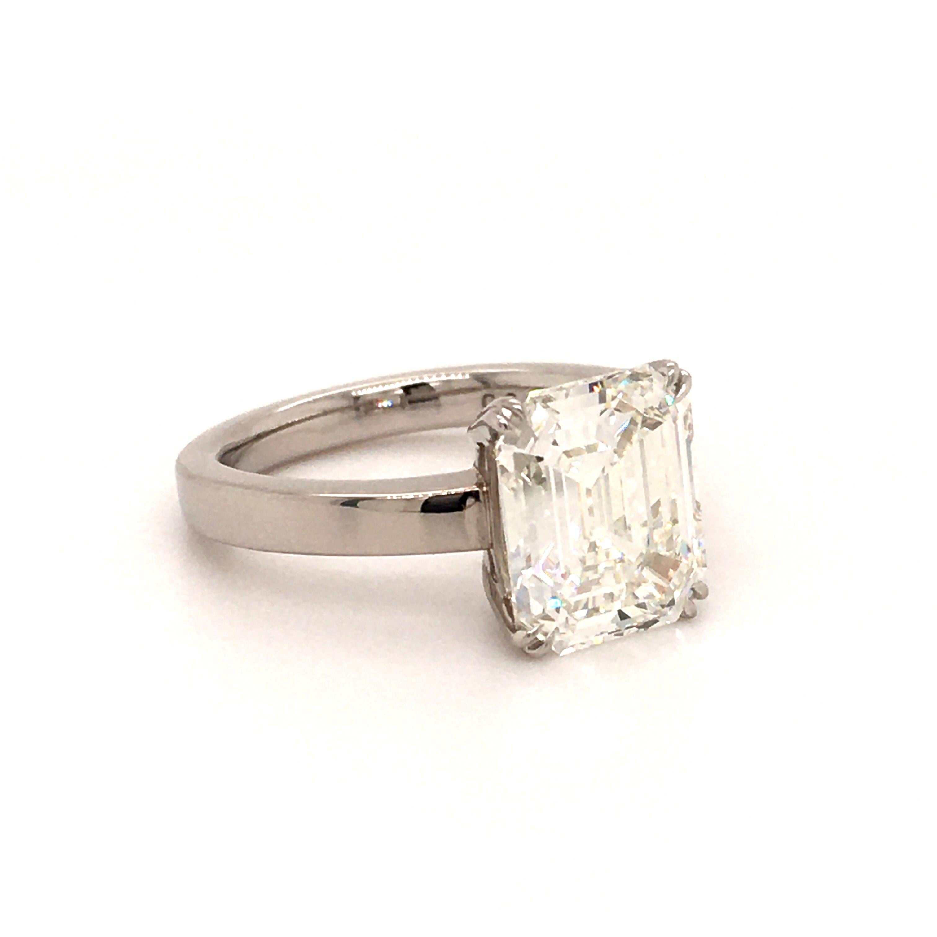 GIA-zertifizierter 3,37 Karat H-IF Diamantring mit Smaragdschliff im Zustand „Hervorragend“ im Angebot in Lucerne, CH