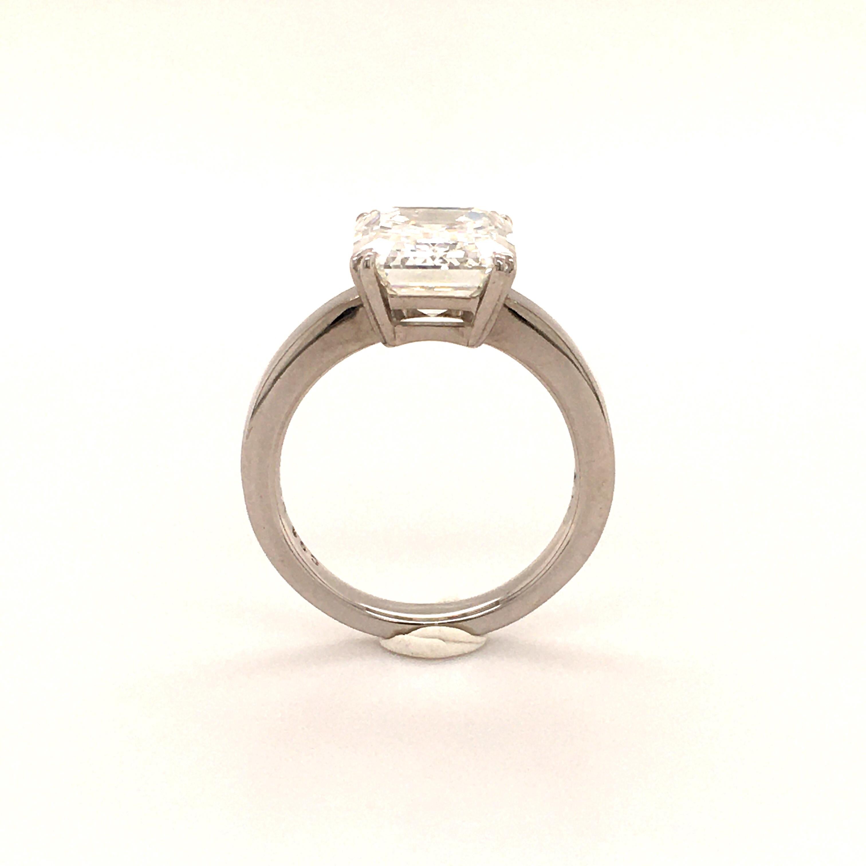 GIA-zertifizierter 3,37 Karat H-IF Diamantring mit Smaragdschliff im Angebot 3