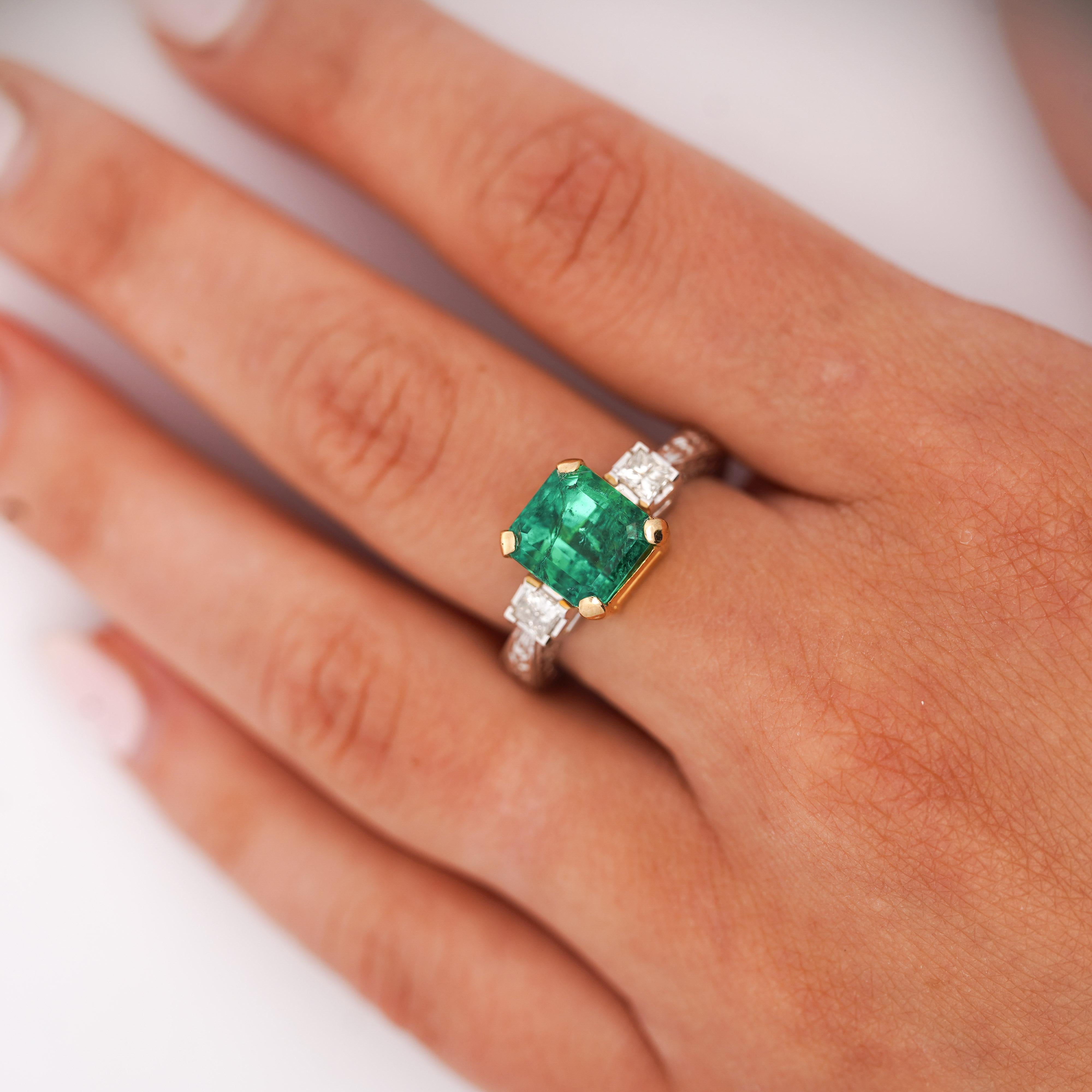 Anello con smeraldo colombiano certificato GIA da 3,38 carati in platino con diamanti taglio princess da 0,70 carati, gambo in filigrana e design bicolore. Smeraldo di chiarezza potenziato di 8,95 x 8,45 x 6,28 mm, misura 8, regolabile.

Specifiche