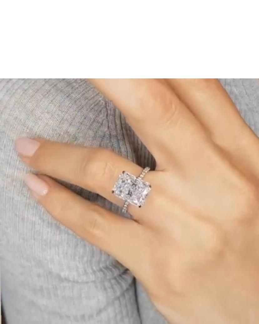 GIA Certified 3,40 Carat FLAWLESS/D color Radiant Shape Diamond Anello in oro 18 carati In condizioni Nuovo in vendita a Massafra, IT