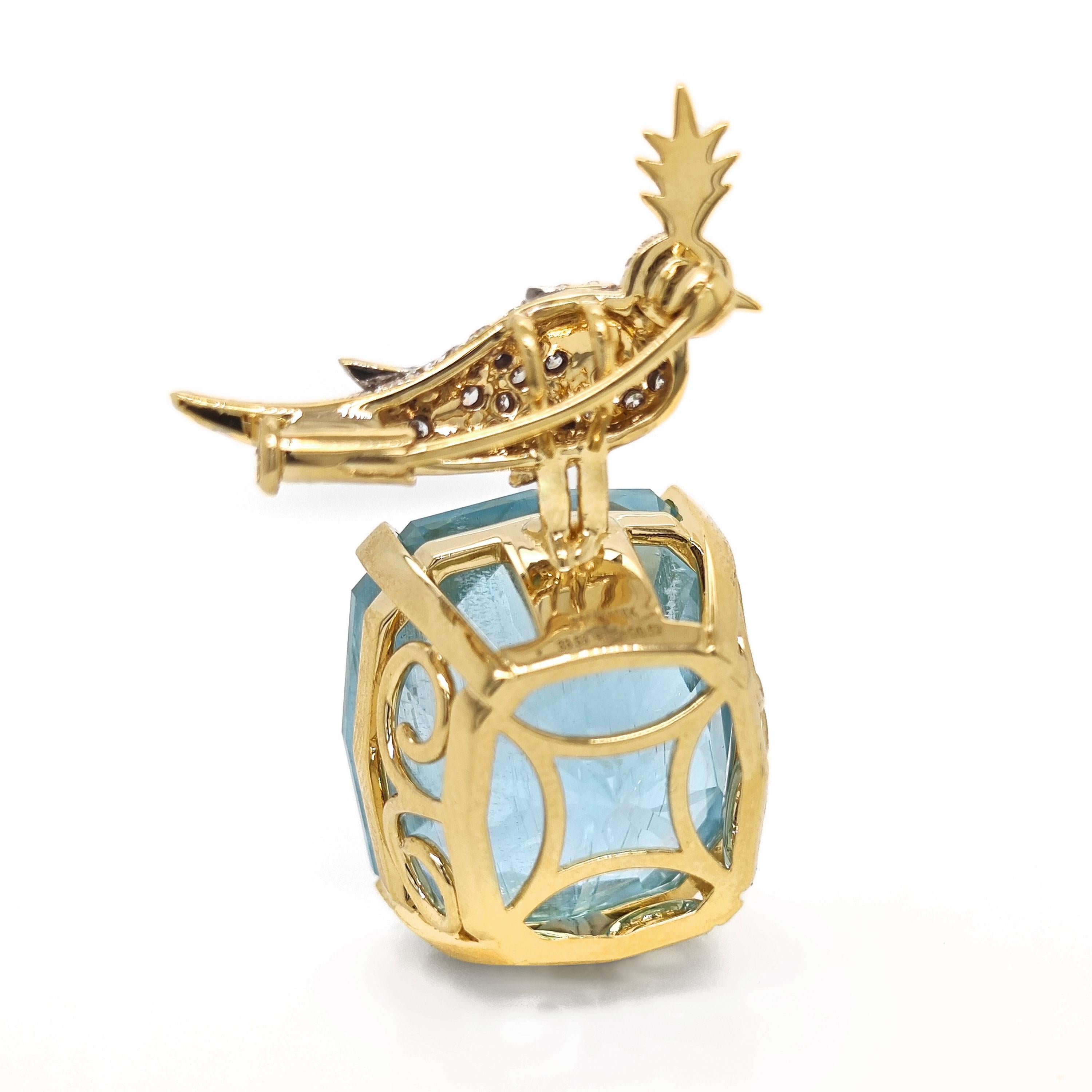 1 gemma di acquamarina: 33,53 carati
43 diamanti tondi bianchi: 0,26 Carati
22 diamanti tondi bianchi: 0,26 Carati
Metallo: Oro giallo e bianco 18 carati, 8,60 grammi
Certificato GIA # 2235411367
