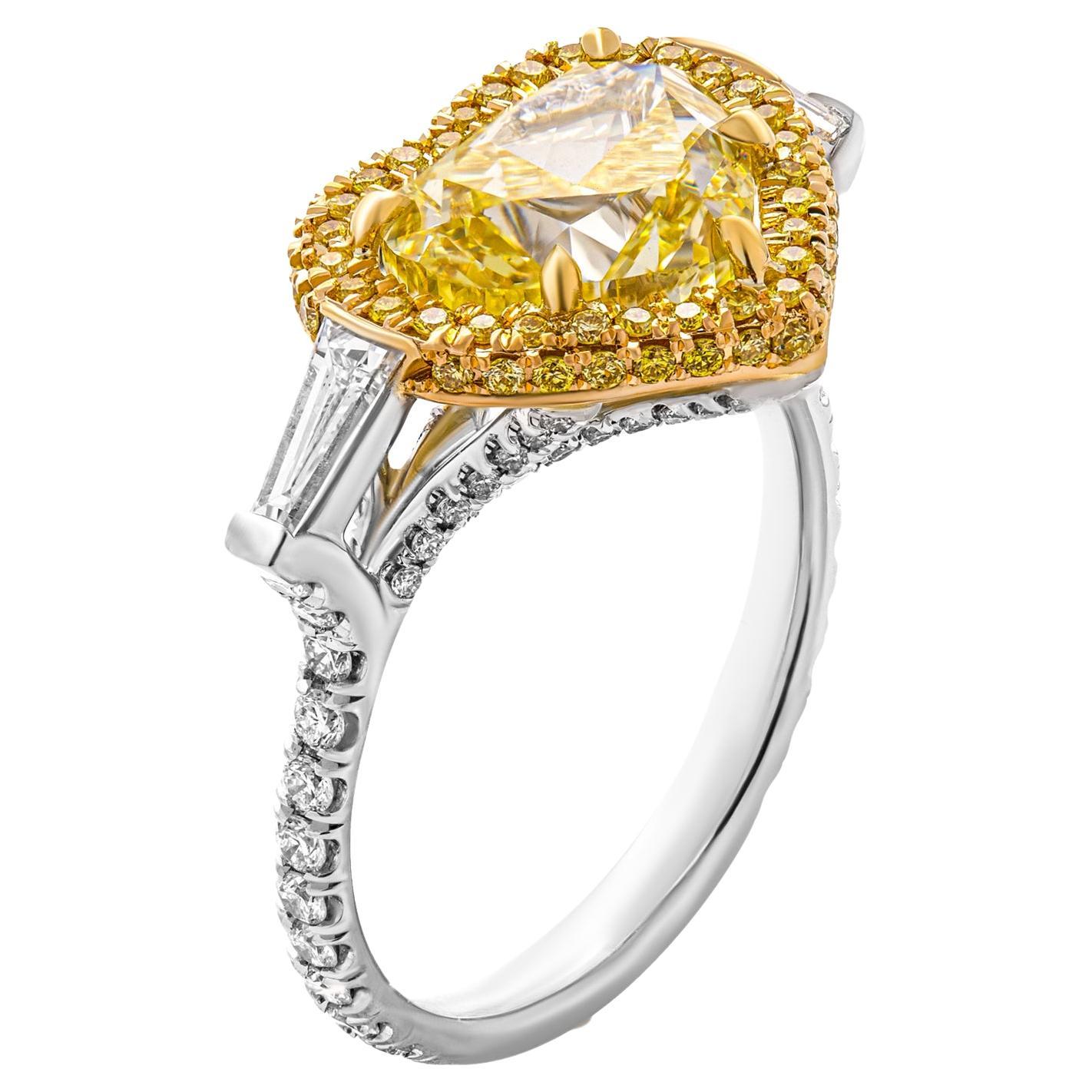 Bague à trois pierres certifiée par le GIA, d'une valeur de 3,40 ct, de couleur jaune de fantaisie VS1 et de taille en cœur.