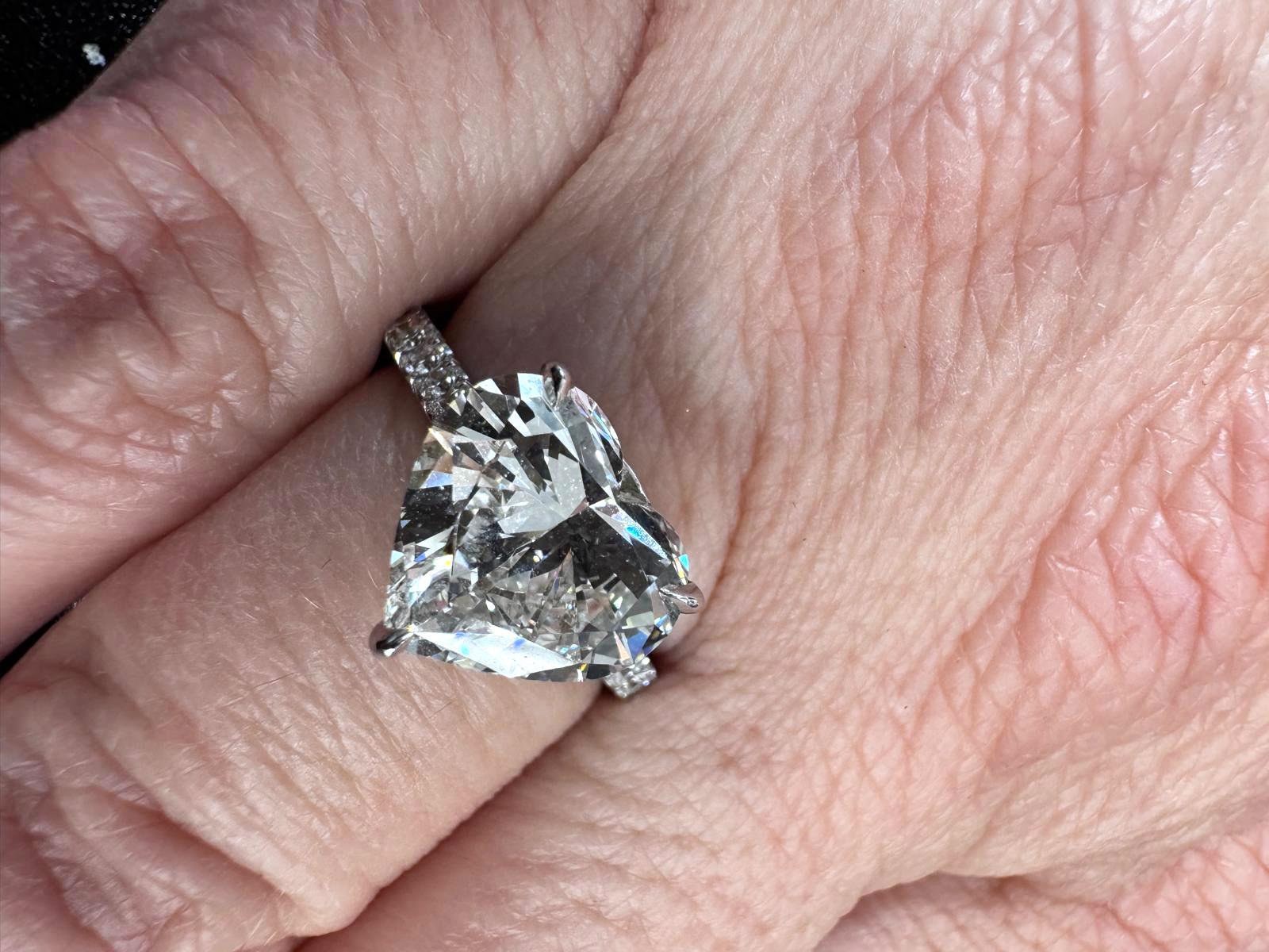 Cuore Anello di fidanzamento con diamante a forma di cuore certificato GIA da 3.41 carati in vendita