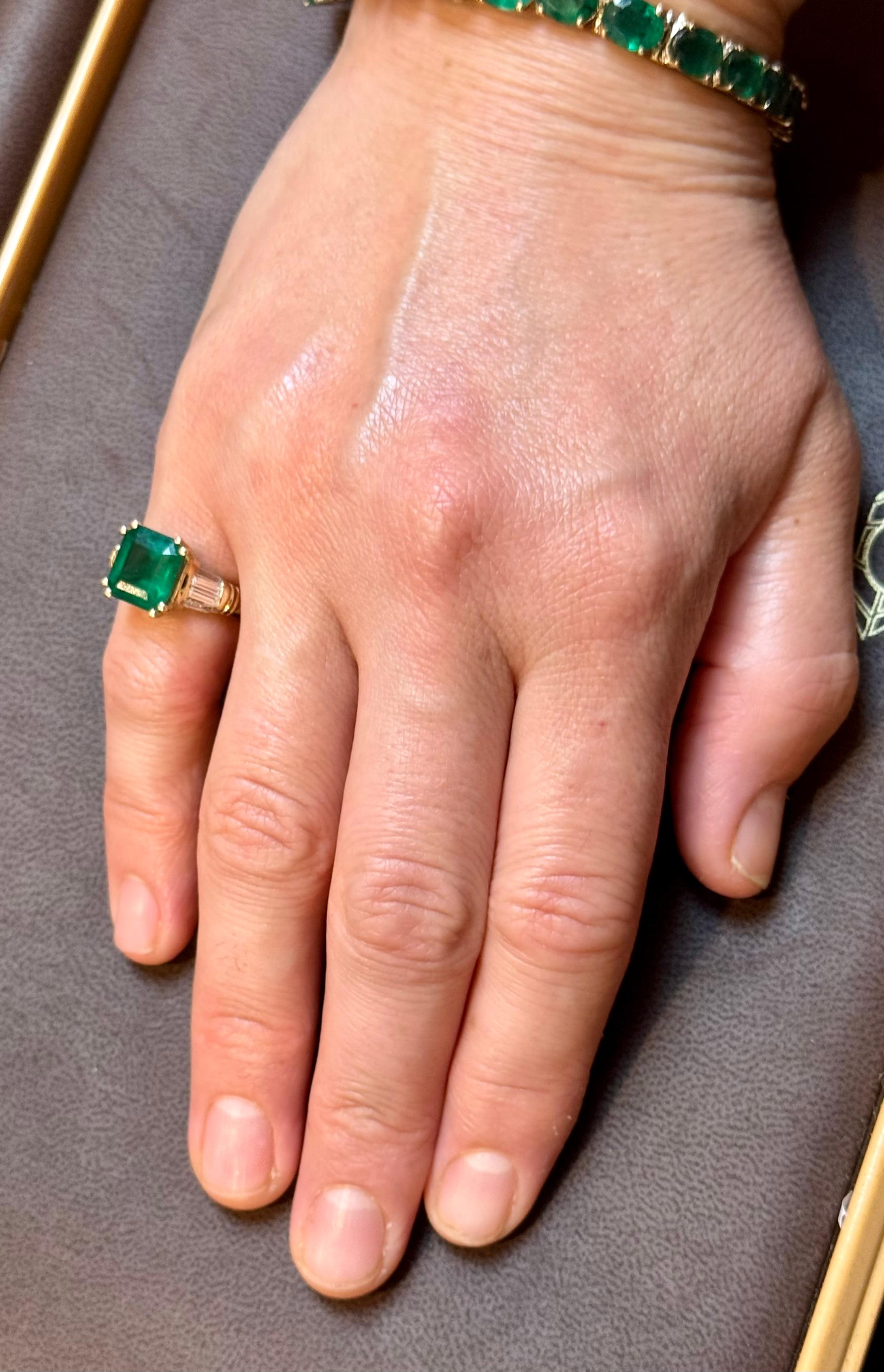 Bague en or jaune 14 carats avec émeraude colombienne octogonale certifiée GIA de 3,41 ct et diamants en vente 12