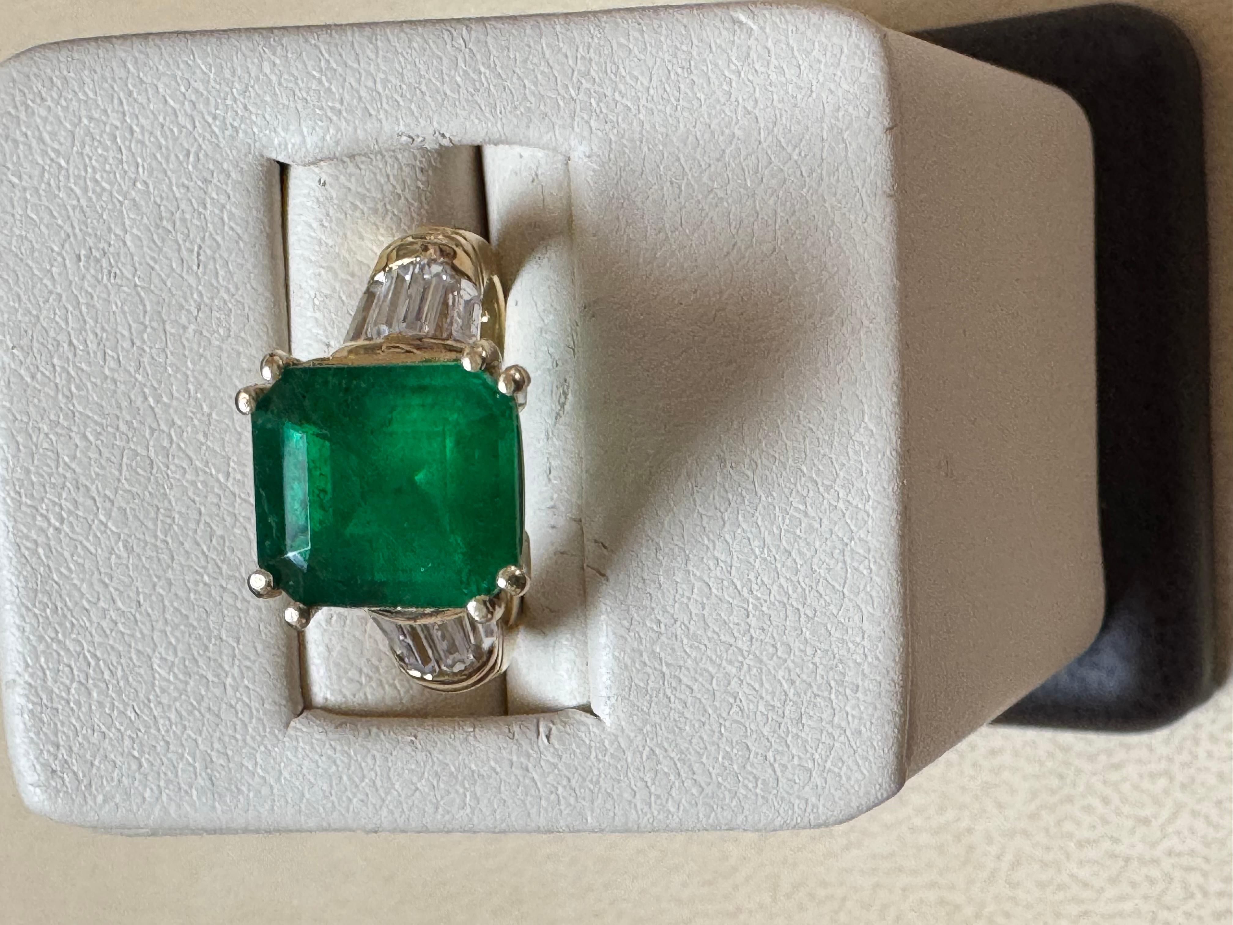 Bague en or jaune 14 carats avec émeraude colombienne octogonale certifiée GIA de 3,41 ct et diamants en vente 3