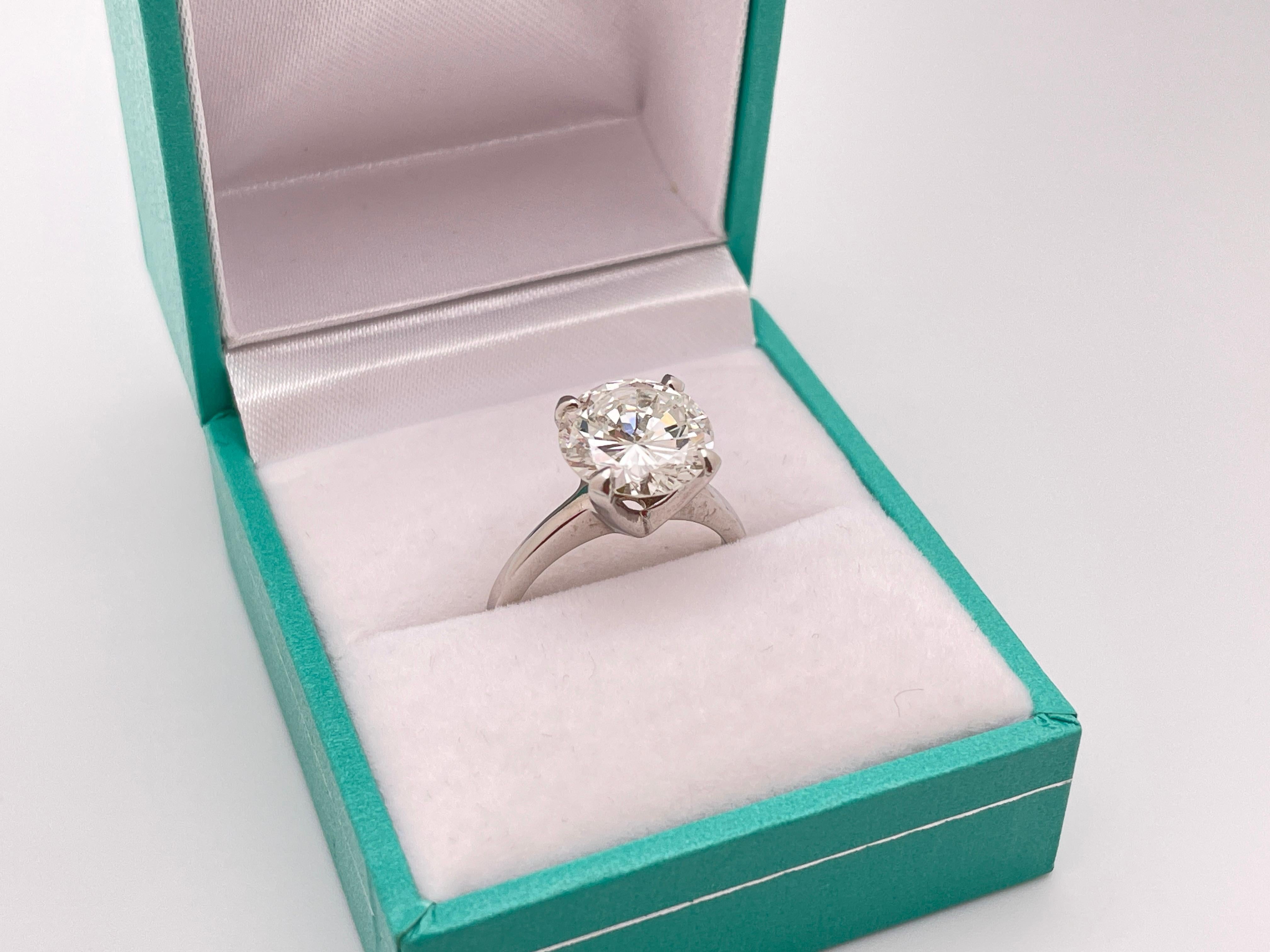 Magnifique bague de fiançailles en or blanc 14 carats, ornée de diamants. Serti d'un magnifique diamant rond naturel de 3,42 CT de taille brillant, certifié par le GIA (rapport # : 6237124232), de pureté VS1 et de couleur G. Le symbole parfait de