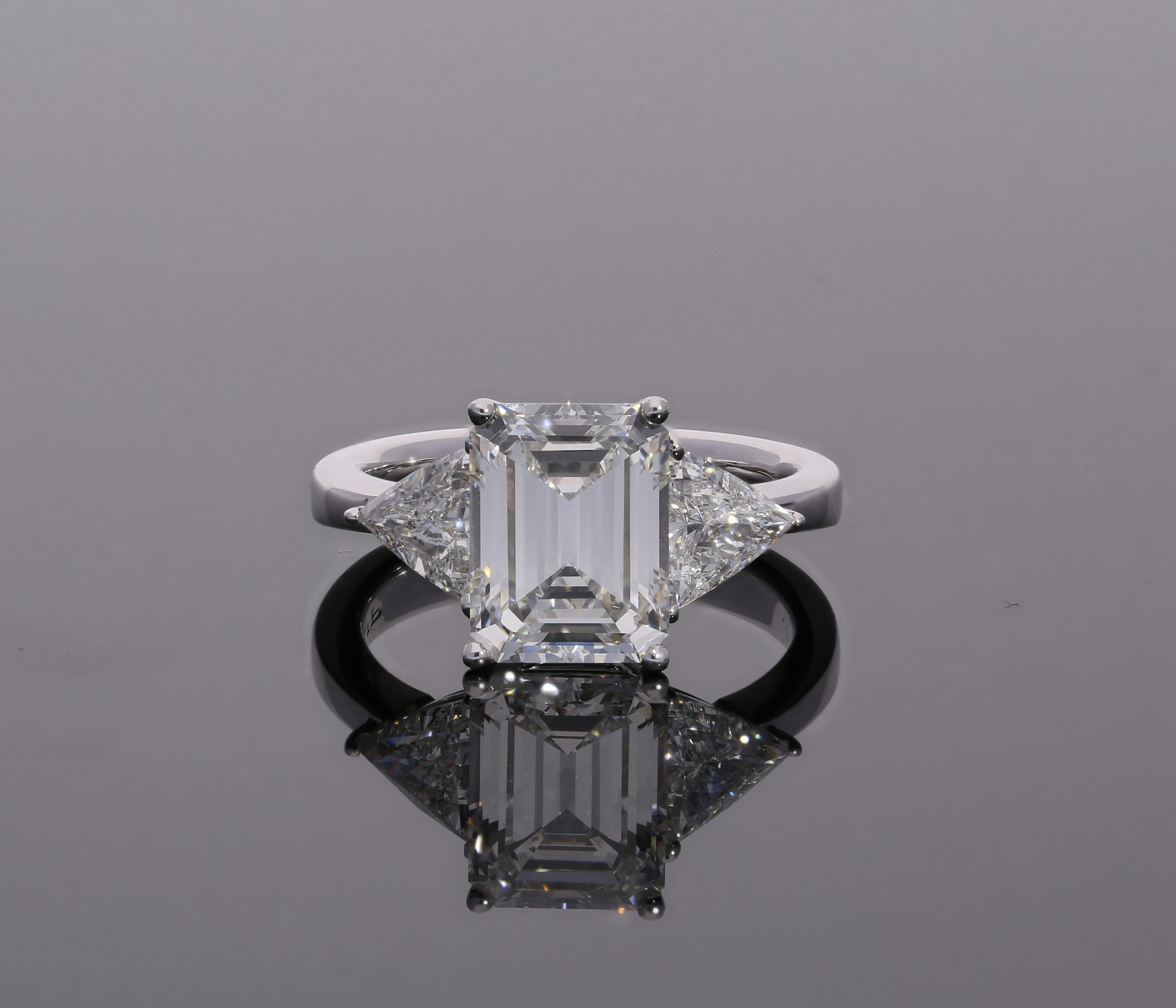 Bague de fiançailles à 3 pierres avec diamant taille émeraude F/VVS2 certifié GIA de 3,45 carats Pour femmes en vente