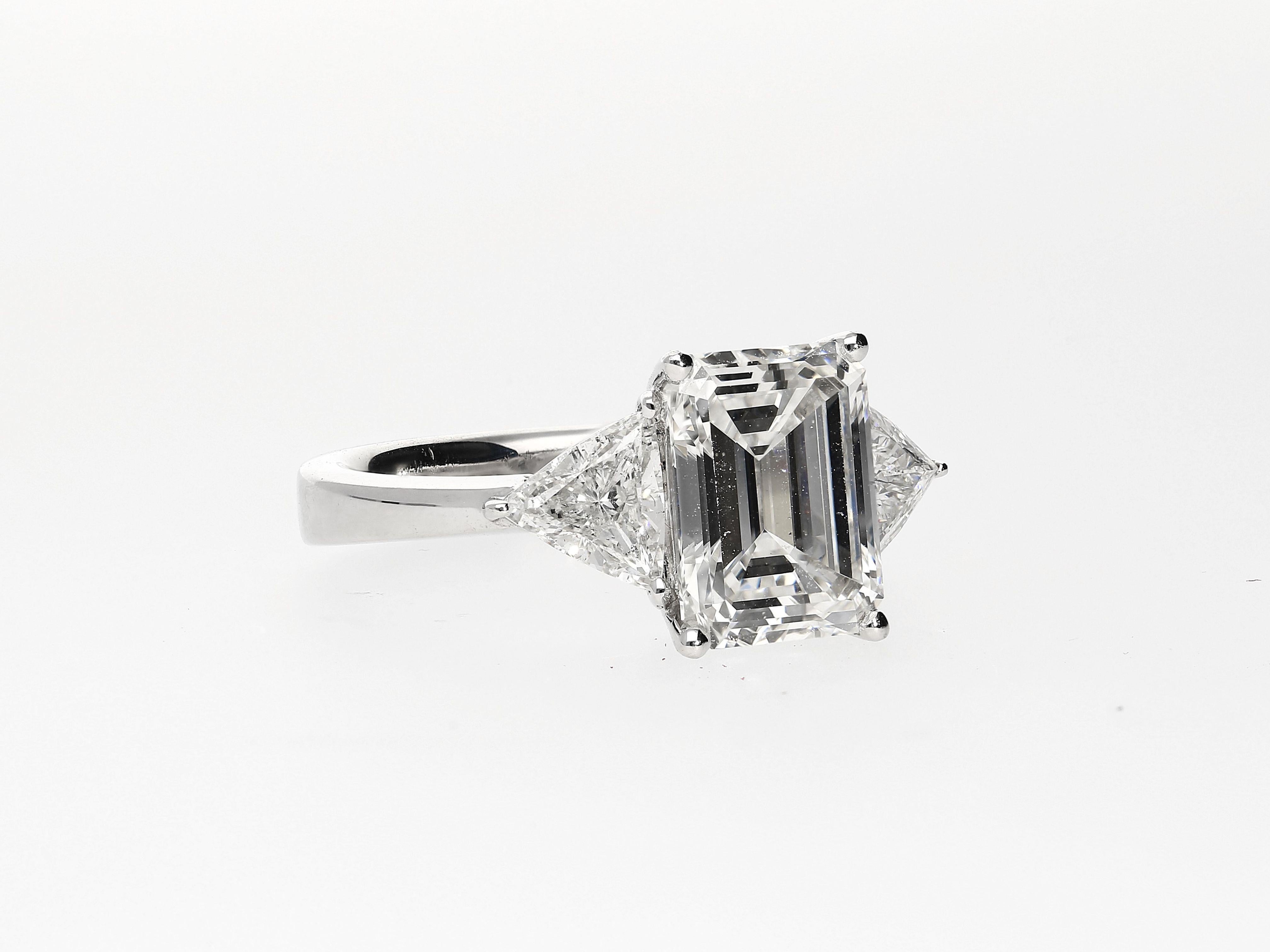 Bague de fiançailles à 3 pierres avec diamant taille émeraude F/VVS2 certifié GIA de 3,45 carats en vente 1