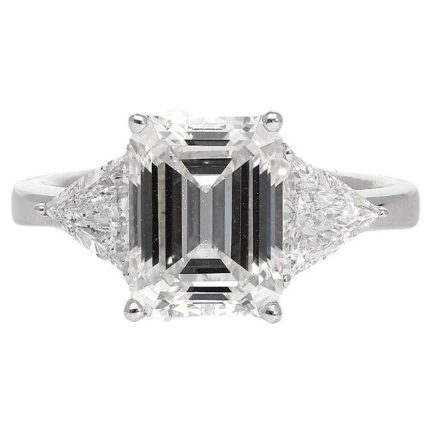 Bague de fiançailles à 3 pierres avec diamant taille émeraude F/VVS2 certifié GIA de 3,45 carats en vente