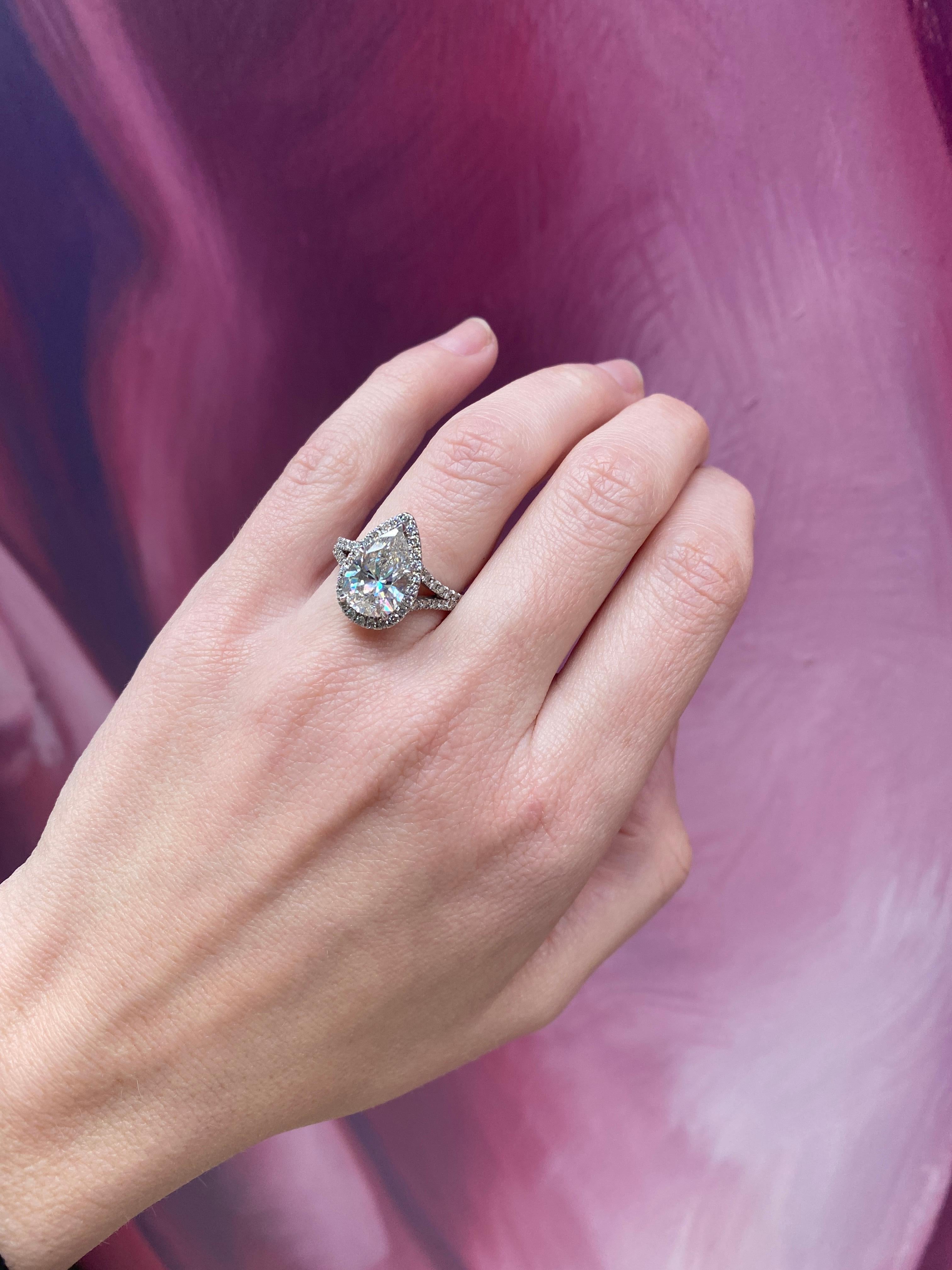 Bague de fiançailles certifiée par le GIA, avec un diamant en forme de poire de 3,47 carats et une bague de fiançailles en Halon.  en vente 5