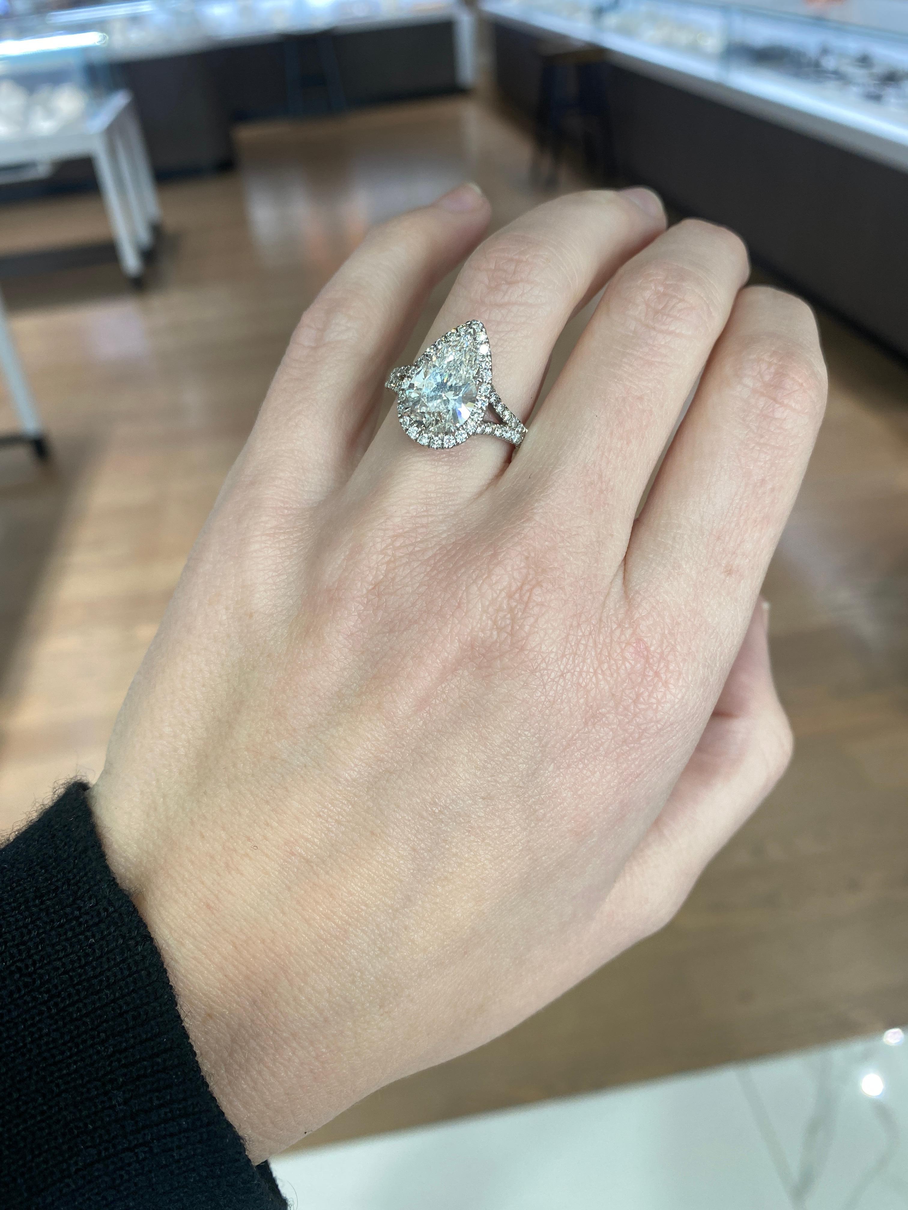 Bague de fiançailles certifiée par le GIA, avec un diamant en forme de poire de 3,47 carats et une bague de fiançailles en Halon.  en vente 6