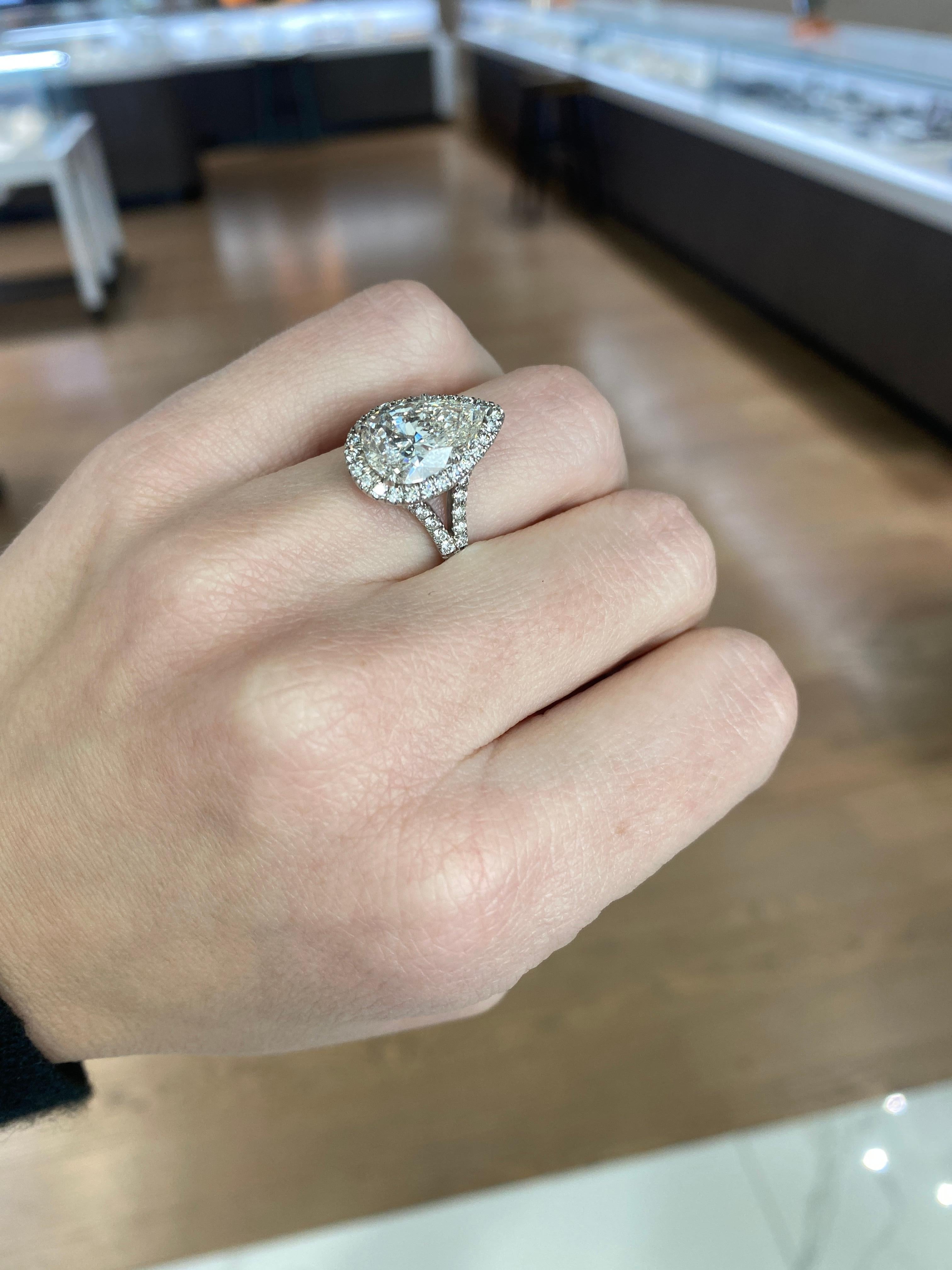 Bague de fiançailles certifiée par le GIA, avec un diamant en forme de poire de 3,47 carats et une bague de fiançailles en Halon.  en vente 9