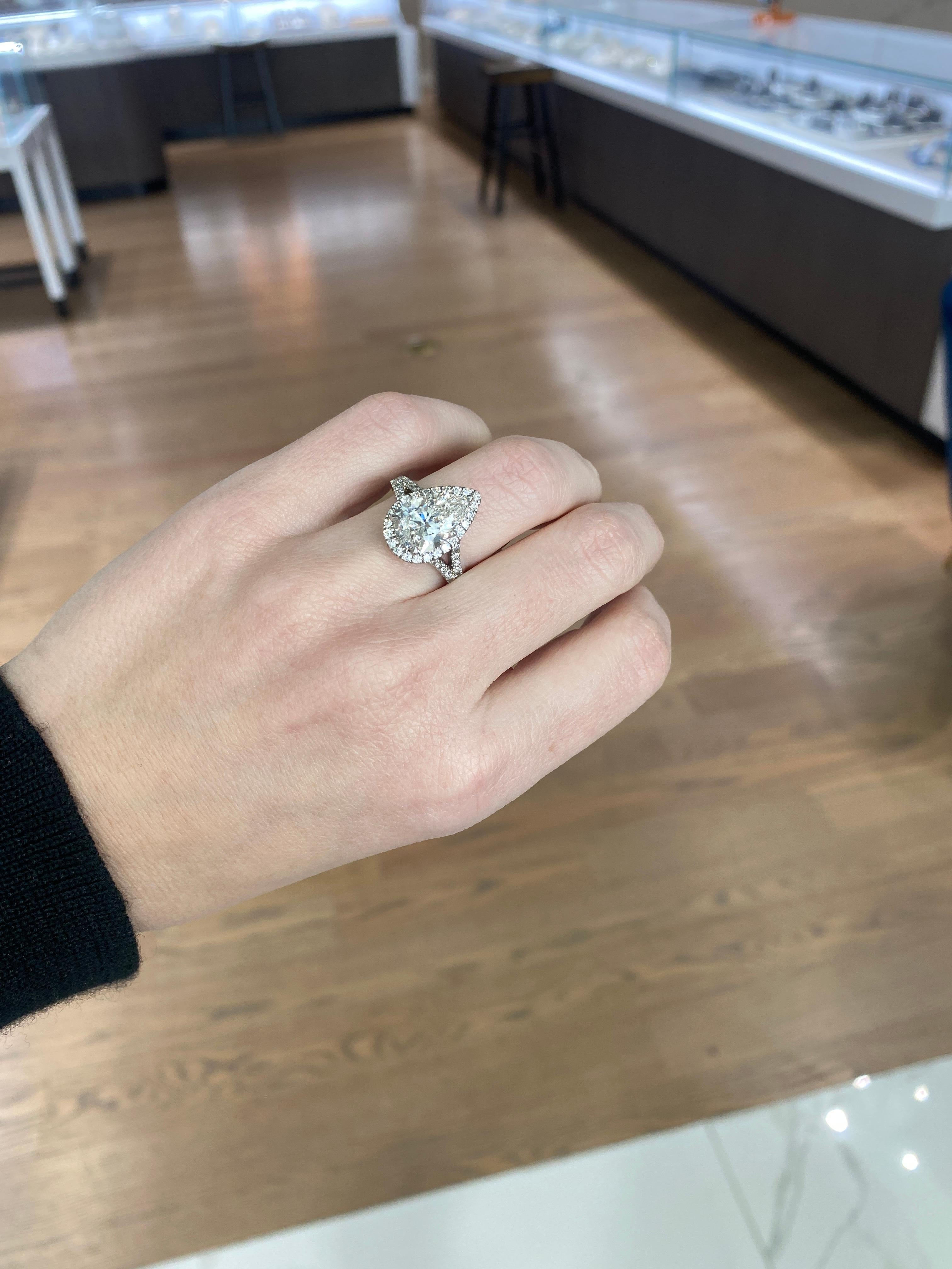 Bague de fiançailles certifiée par le GIA, avec un diamant en forme de poire de 3,47 carats et une bague de fiançailles en Halon.  en vente 11