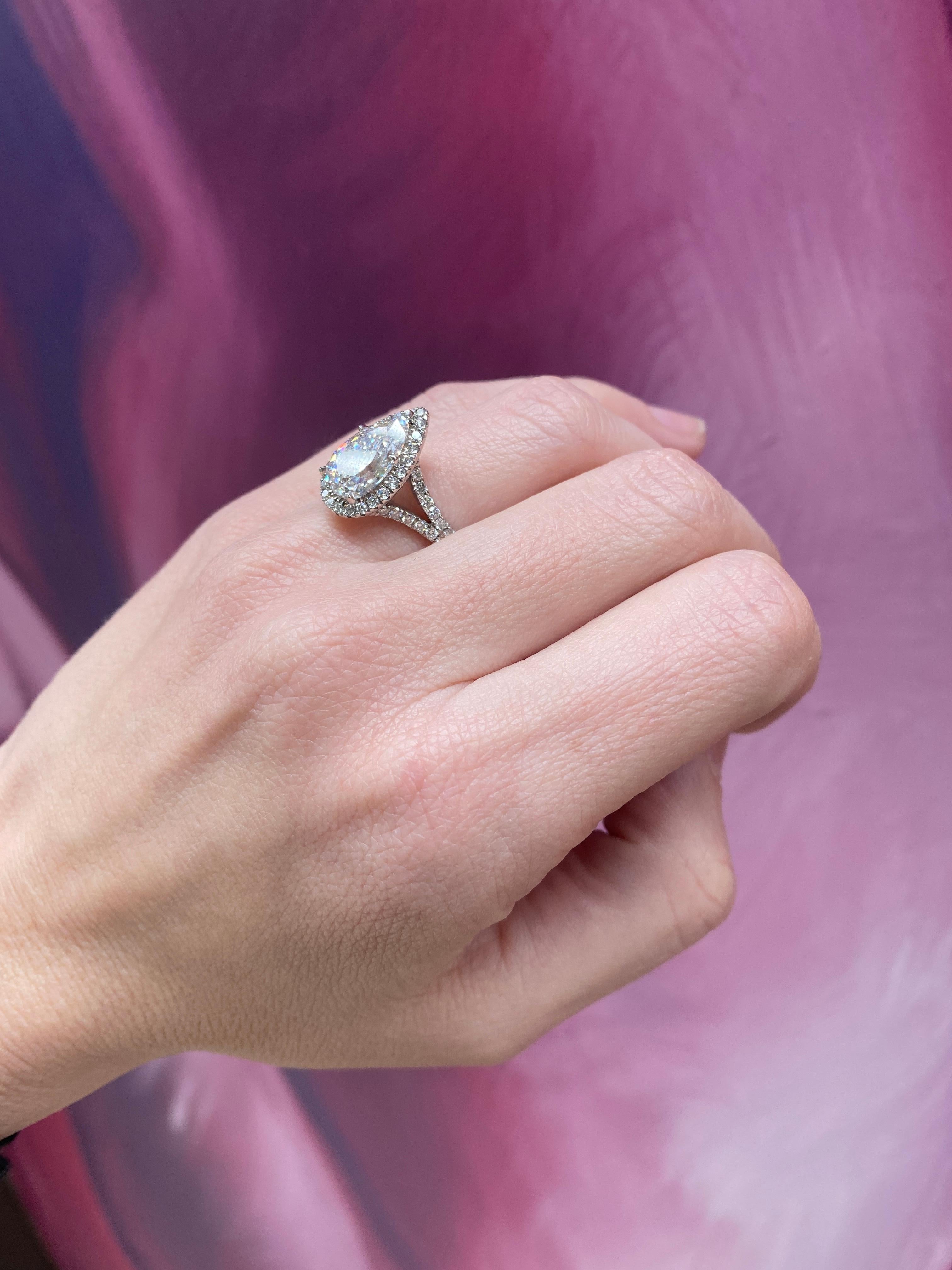 Bague de fiançailles certifiée par le GIA, avec un diamant en forme de poire de 3,47 carats et une bague de fiançailles en Halon.  en vente 12