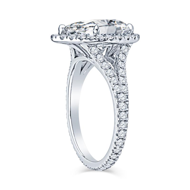 Taille poire Bague de fiançailles certifiée par le GIA, avec un diamant en forme de poire de 3,47 carats et une bague de fiançailles en Halon.  en vente