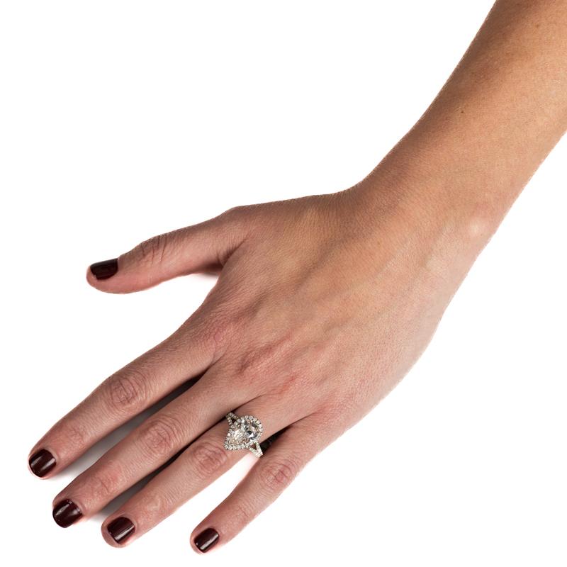 Bague de fiançailles certifiée par le GIA, avec un diamant en forme de poire de 3,47 carats et une bague de fiançailles en Halon.  Neuf - En vente à Houston, TX
