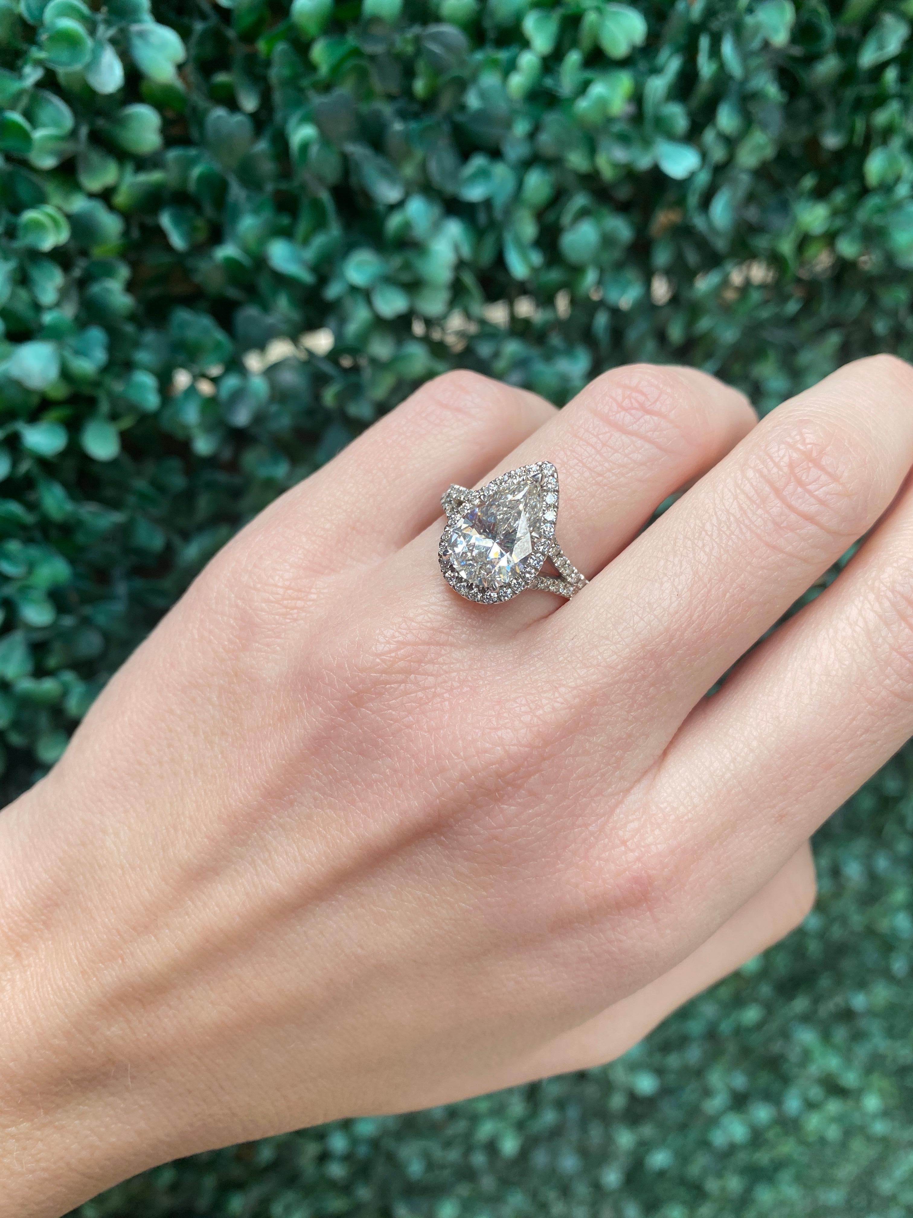Bague de fiançailles certifiée par le GIA, avec un diamant en forme de poire de 3,47 carats et une bague de fiançailles en Halon.  en vente 1