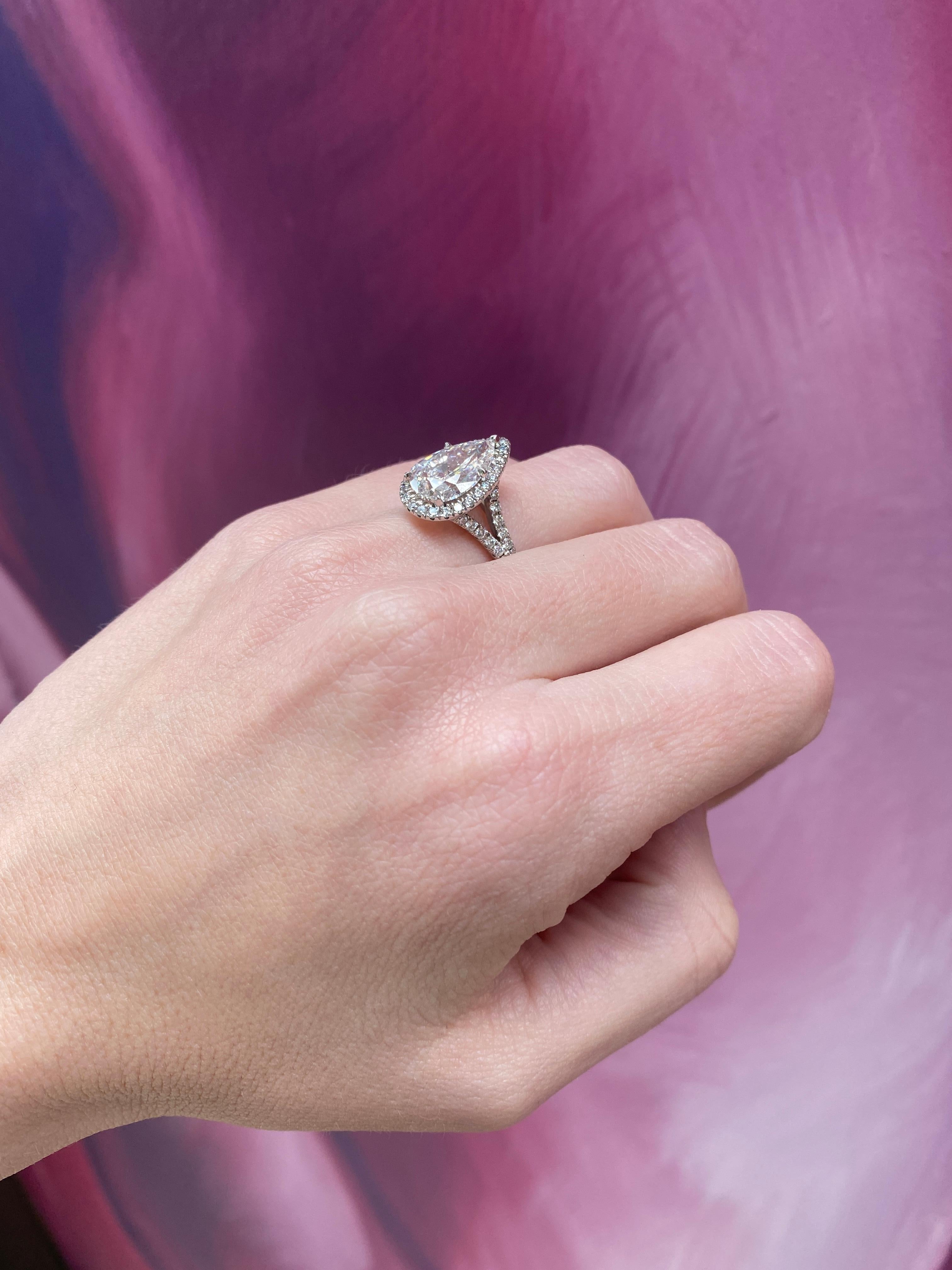 Bague de fiançailles certifiée par le GIA, avec un diamant en forme de poire de 3,47 carats et une bague de fiançailles en Halon.  en vente 2