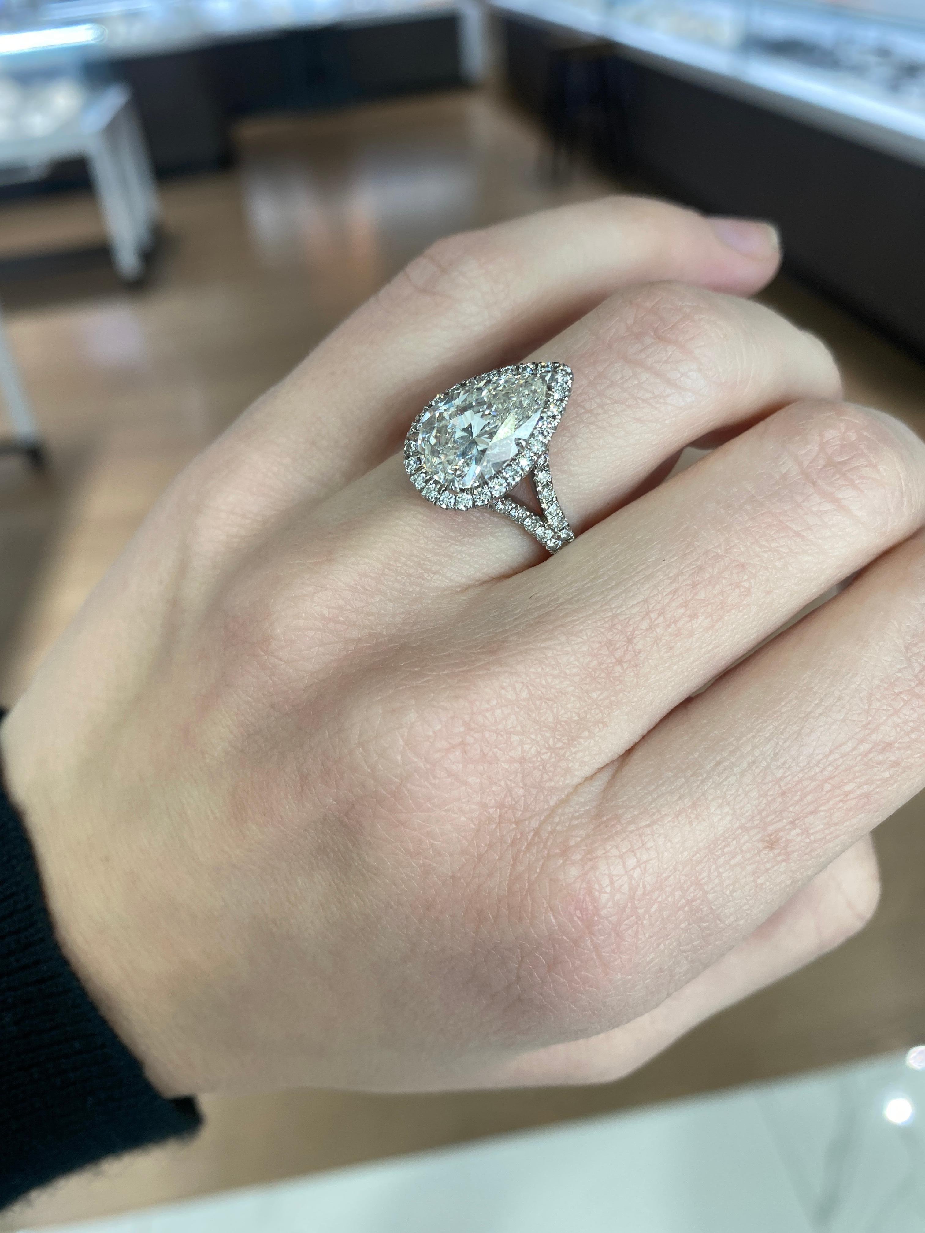 Bague de fiançailles certifiée par le GIA, avec un diamant en forme de poire de 3,47 carats et une bague de fiançailles en Halon.  en vente 3