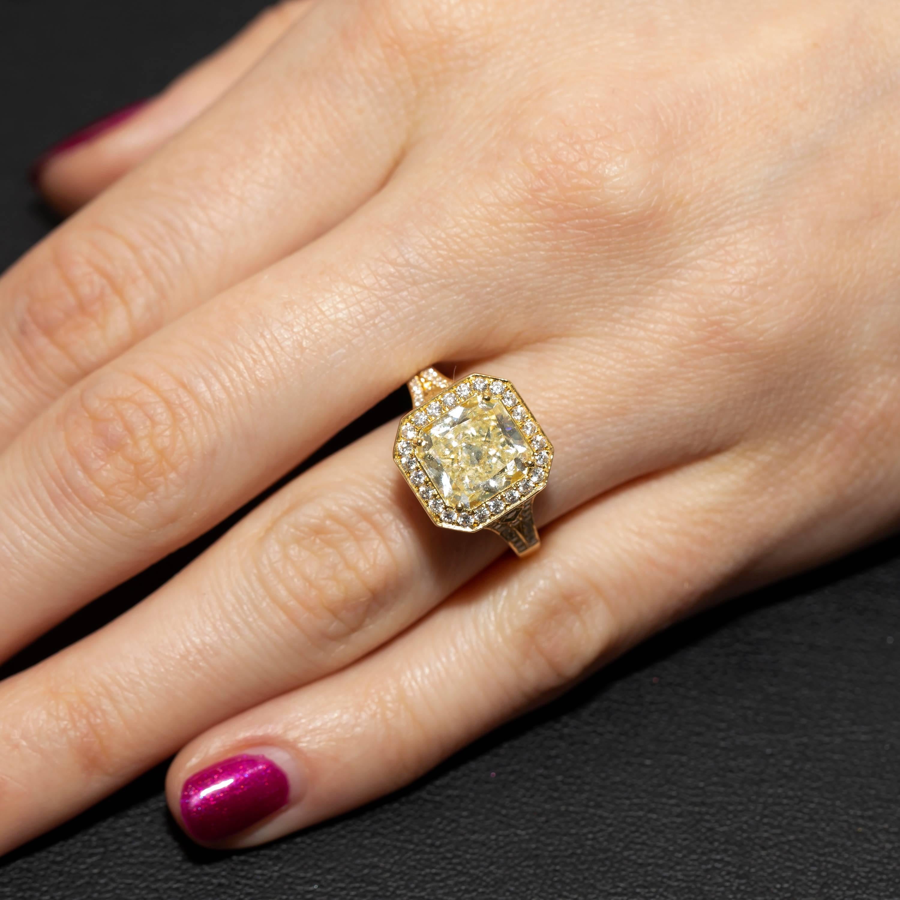 GIA Certified 3.47 Carat Radiant Round 18 Karat Yellow Gold Engagement Ring For Sale 5
