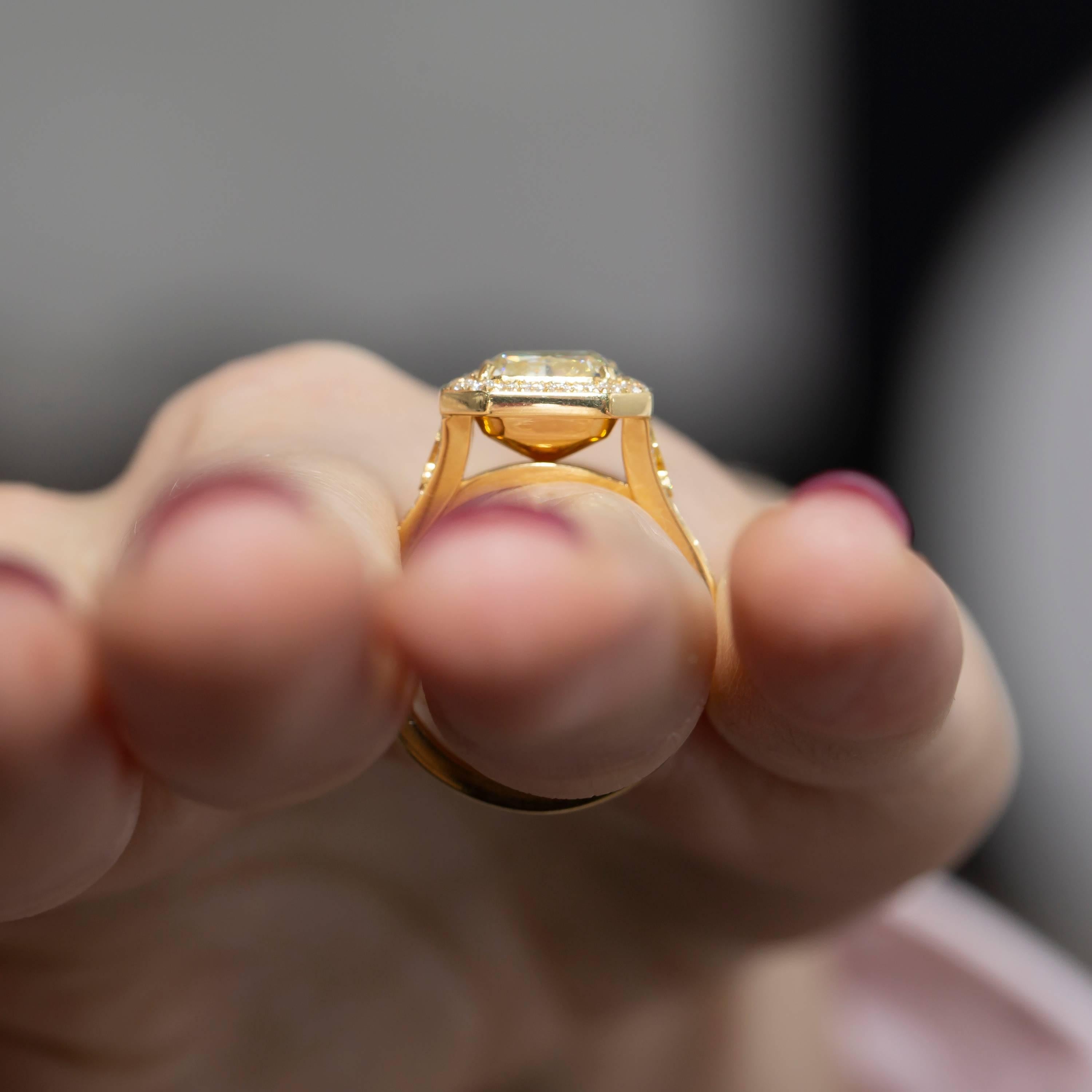 GIA Certified 3.47 Carat Radiant Round 18 Karat Yellow Gold Engagement Ring For Sale 6