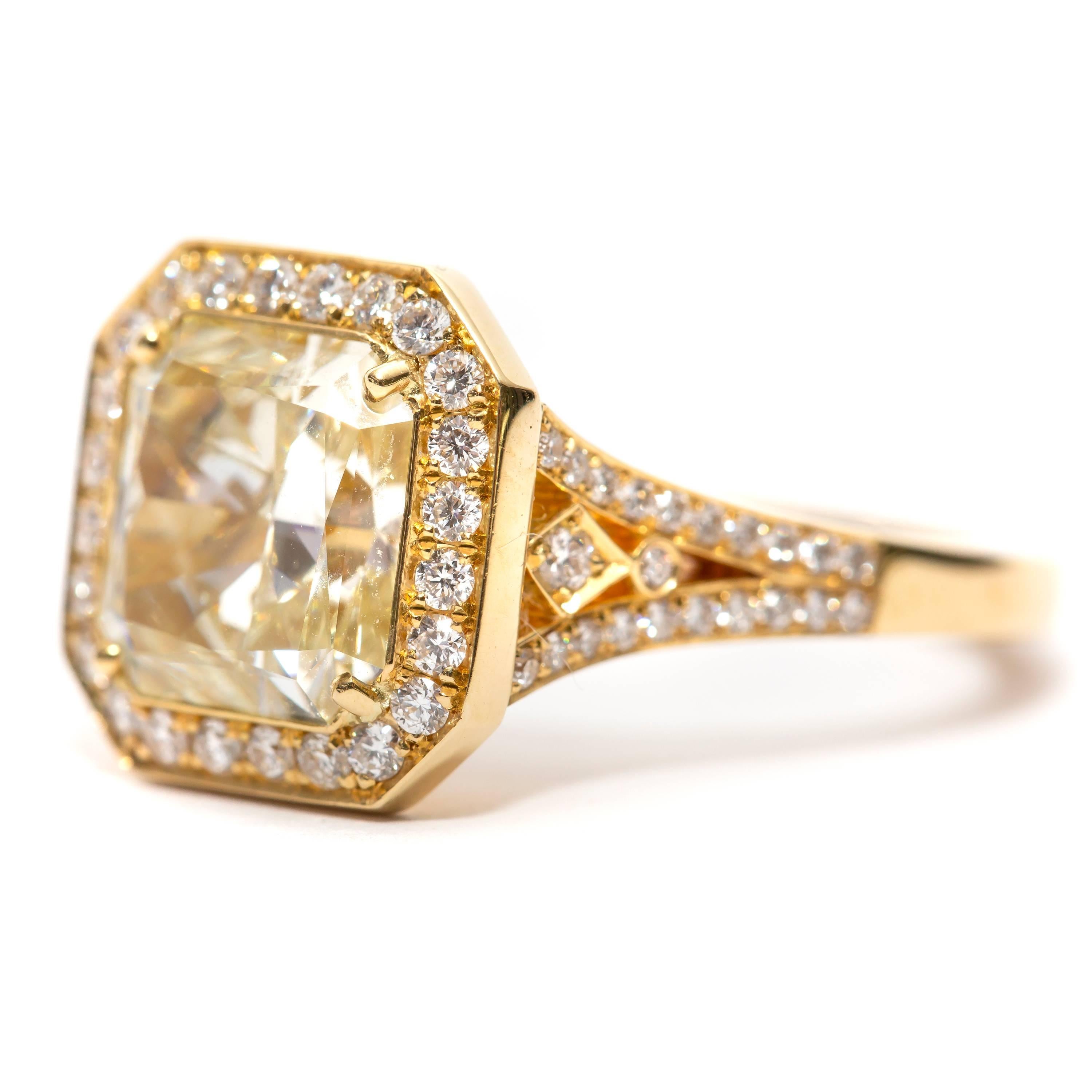 Women's GIA Certified 3.47 Carat Radiant Round 18 Karat Yellow Gold Engagement Ring For Sale