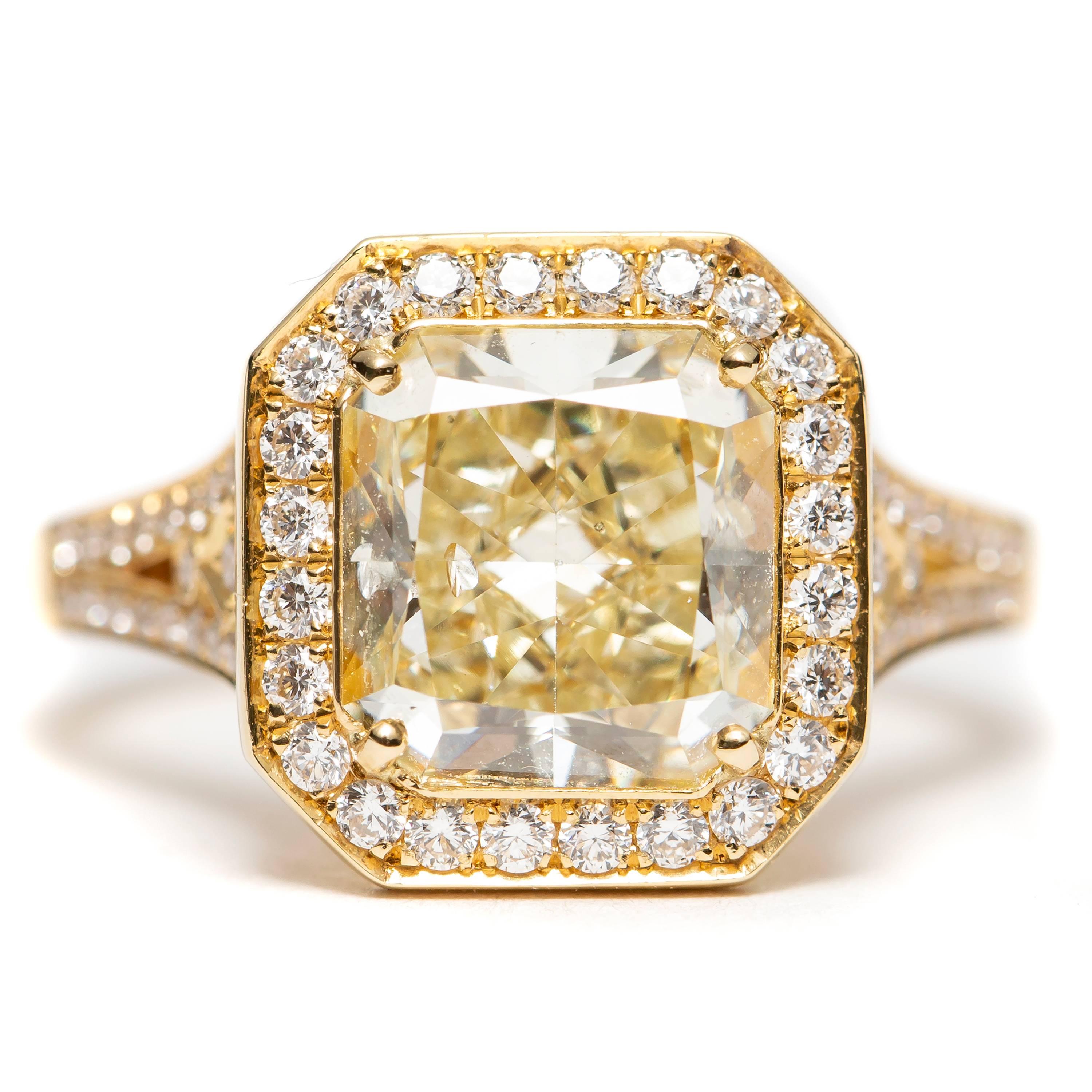GIA Certified 3.47 Carat Radiant Round 18 Karat Yellow Gold Engagement Ring For Sale 2