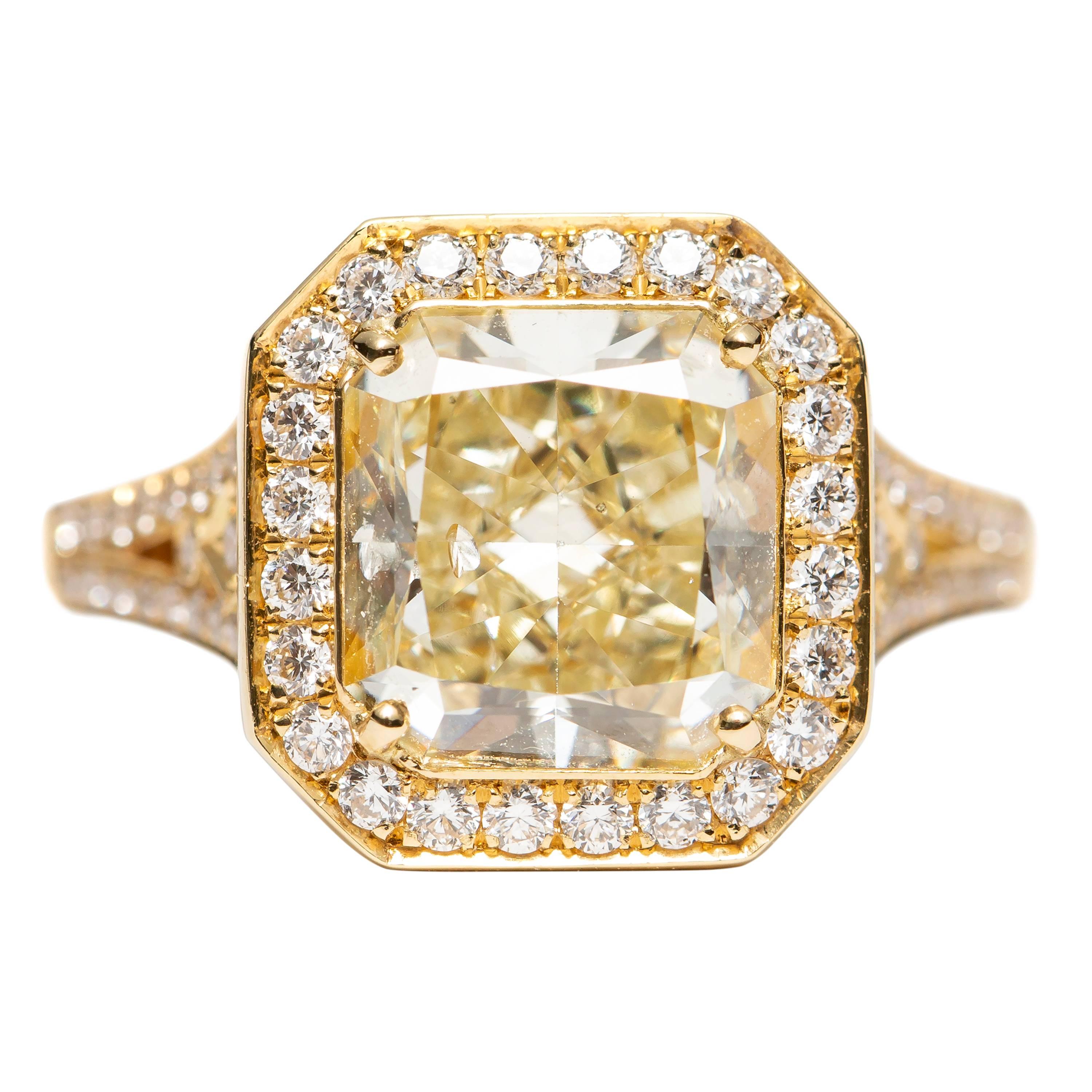GIA Certified 3.47 Carat Radiant Round 18 Karat Yellow Gold Engagement Ring For Sale