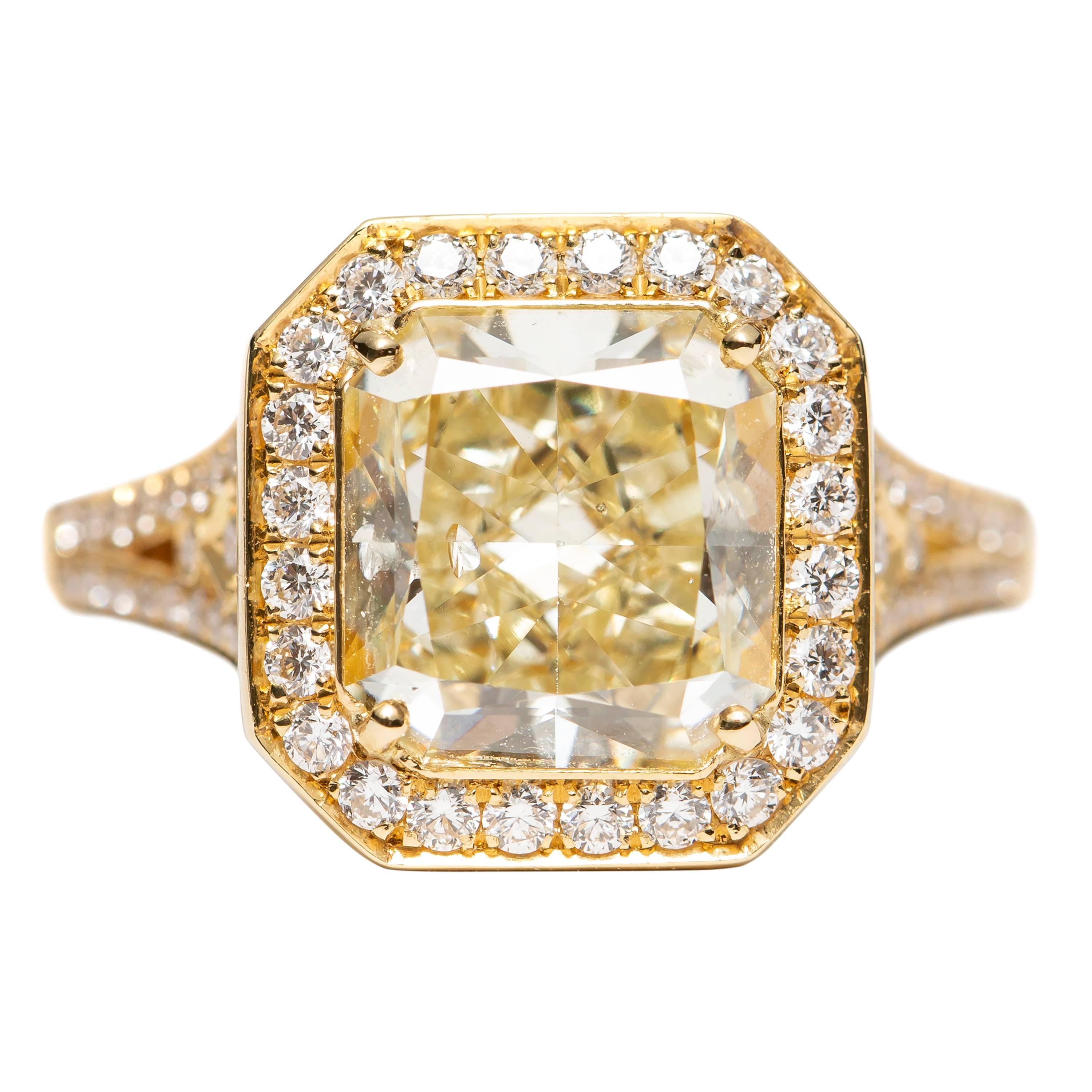 Bespoke GIA Certified 3.47 Carat Radiant Round 18 Karat Gold Engagement Ring