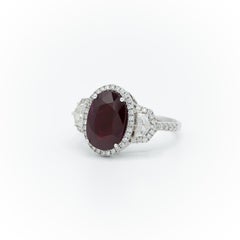 Bague de cocktail sertie d'un rubis naturel de 3,48 carats à taille ovale certifié par le GIA et de diamants