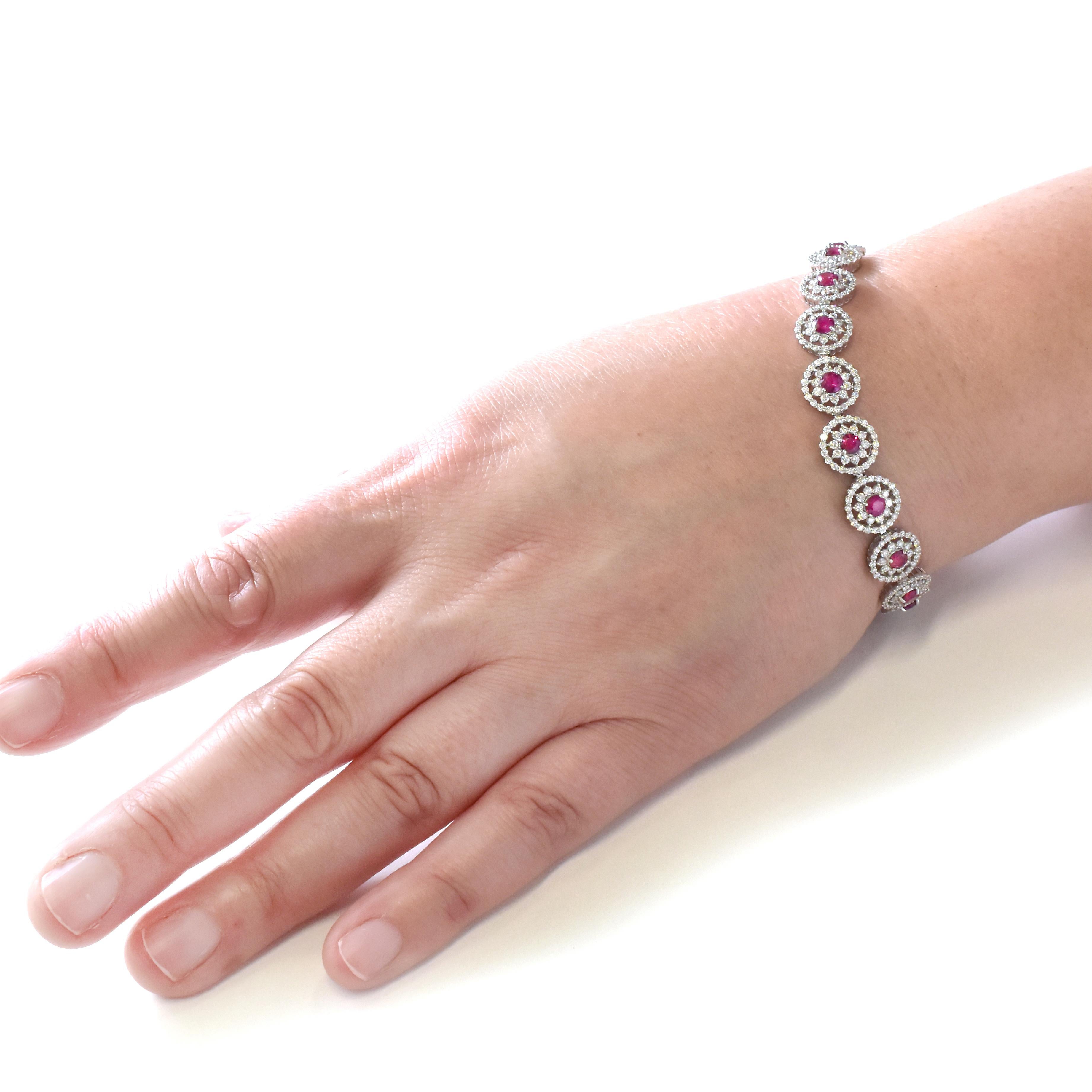 GIA-zertifiziertes Armband aus Platin mit 3,48 Karat burmesischen Rubinen und Diamanten im Zustand „Neu“ im Angebot in Tokyo, JP