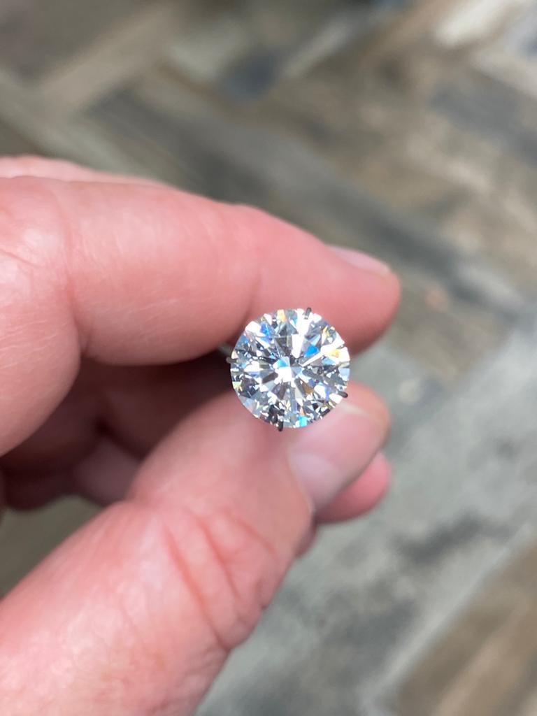 We invite you to experience a NEW YORK EXPERIENCE. 
Visit our wholesale office and meet with our exclusive design team to creat your very own diamond engagement ring. Be a part of every step of the process, from design to final stunning