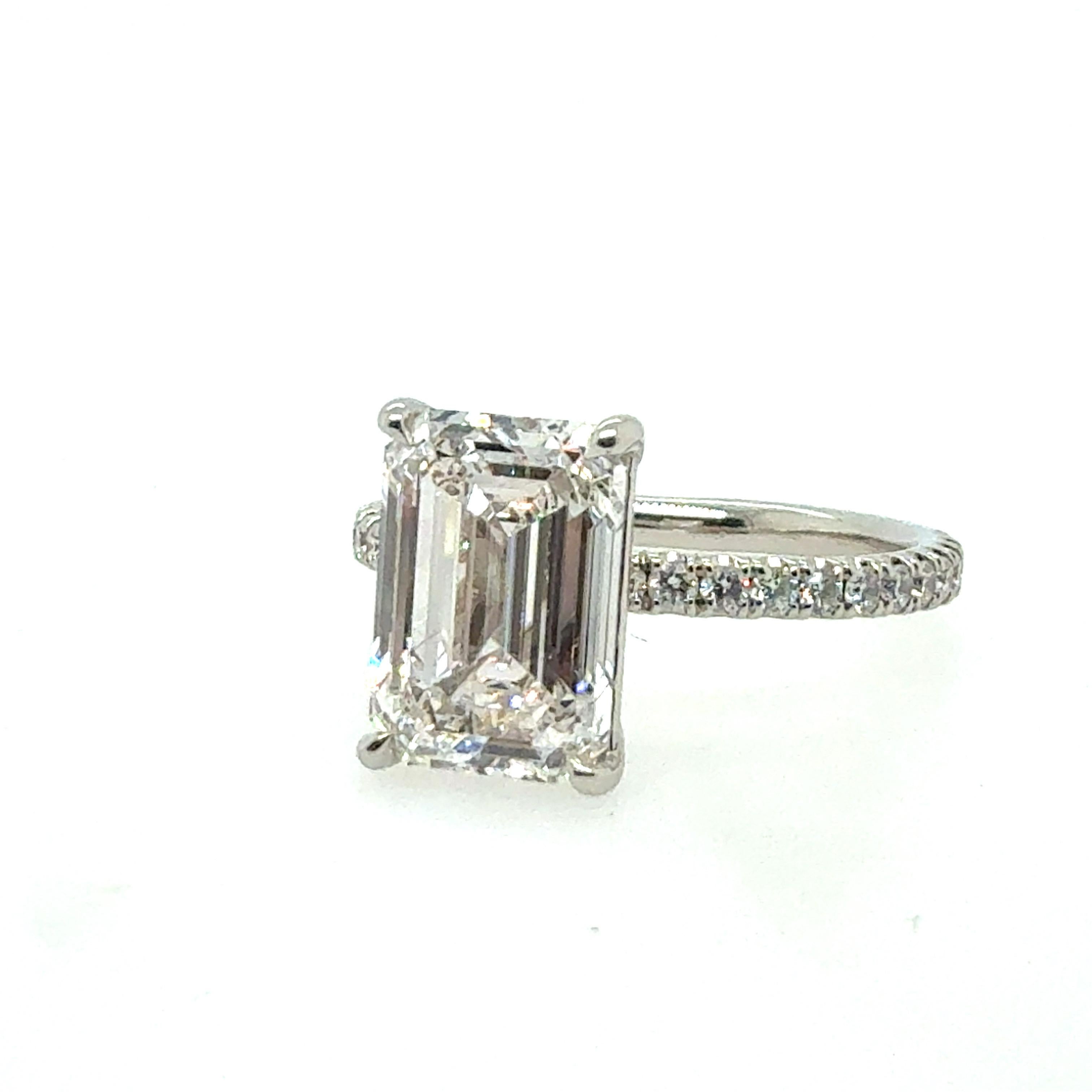 Ein prächtiger, vom GIA zertifizierter Verlobungsring aus Platin mit einem natürlichen Diamanten im Smaragdschliff von 3,50 Karat. Der Diamant in der Mitte ist in Farbe F und Reinheit VS2 eingestuft und wird von einem GIA-Bericht mit der Nummer