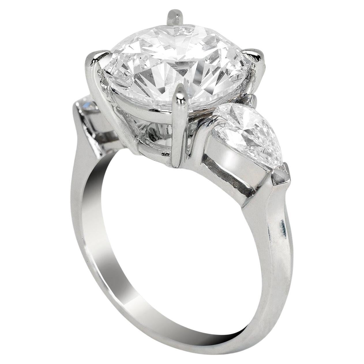 Este magnífico anillo incorpora un diamante de talla redonda de 3.01 quilates, certificado por el GIA por su excepcional calidad. 

La piedra central, engastada en una sólida banda de platino, ostenta un impresionante grado de color D y claridad