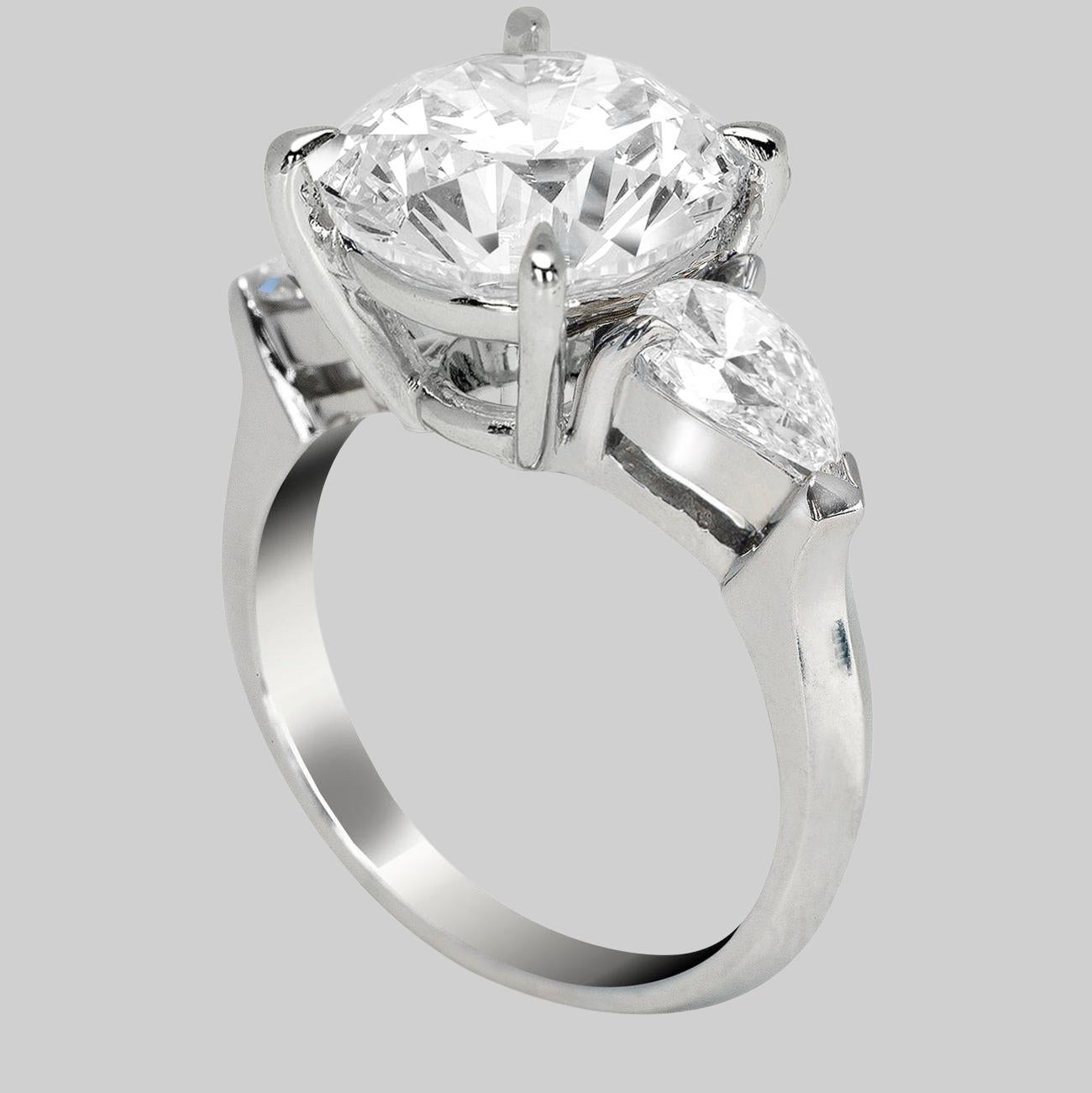 Anillo de platino con diamante talla redonda de 3.01 quilates certificado por GIA y diamante talla pera Contemporáneo en venta