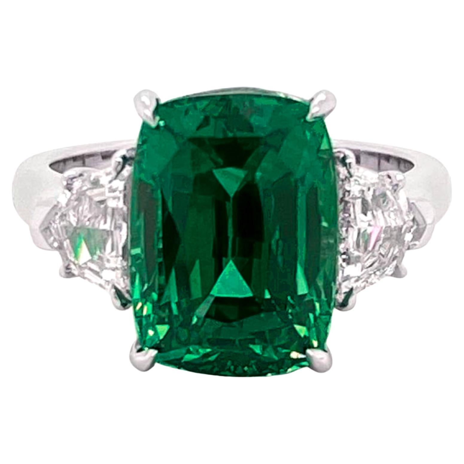 GIA-zertifiziert 3,50 Karat Cushion Cut Smaragd Ring in Platin mit Diamant-Ring im Angebot