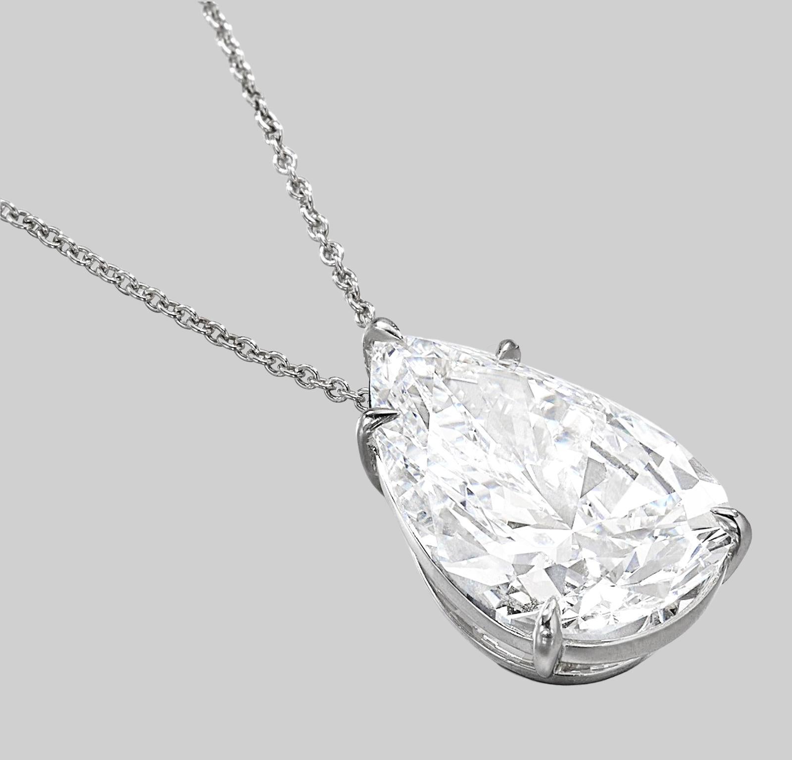 This diamond pendant is a masterpiece of understated elegance, designed to capture the essence of purity and light. Crafted in platinum, it features a delicate and slender chain that enhances the brilliance of the central gem without distraction. At