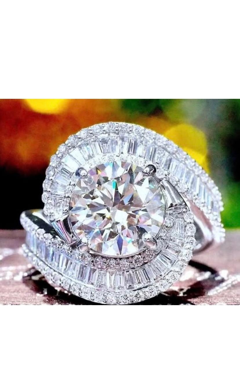 An exquisite Diamond solitaire ring in an intricate design, so particular and original design.
Elevate your timeless of beauty and add a touch of sophistication and light.
Magnificent ring come 18k gold with a lustrous GIA Certified of 3,50 carat,