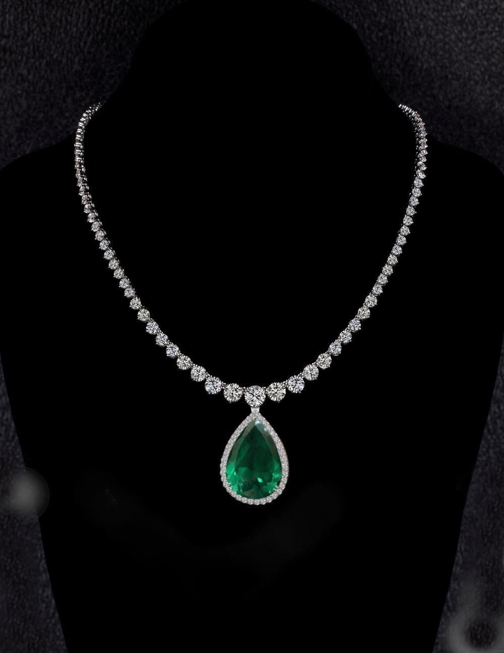 38 Karat Runder Brillantschliff Diamant Birnenschliff Smaragd Halskette (Moderne)