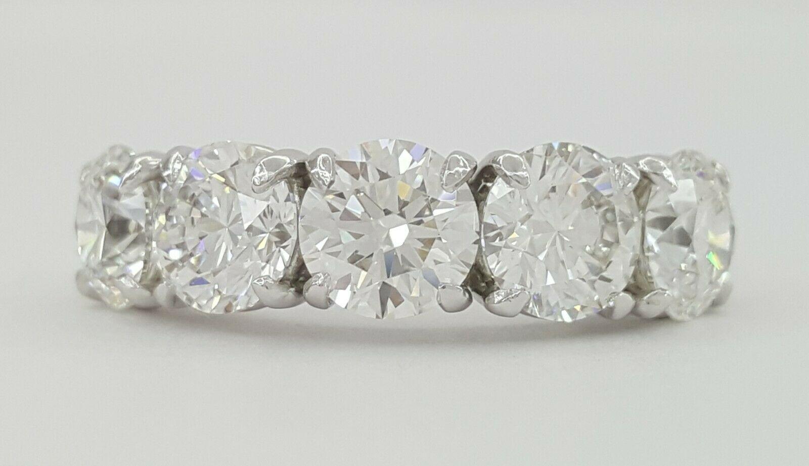 Taille ronde GIA Certified 3.50 Carat Round Brilliant Cut Diamond Wedding Band Ring en vente