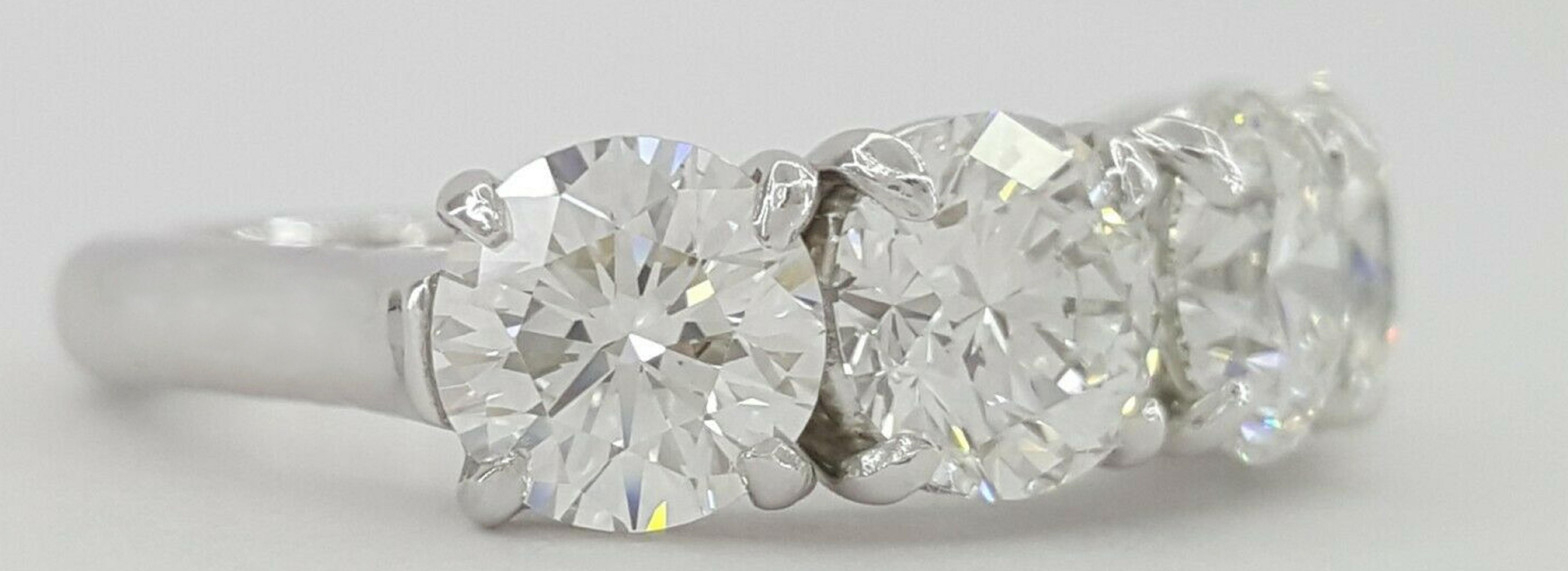 GIA-zertifiziert 3,50 Karat runder Brillantschliff Diamant Ehering
jeder Diamant wiegt 0,72-0,73 Karat und wurde von GIA zertifiziert