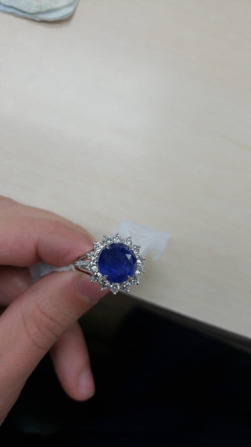 Une bague de style iconique et TRES ELEGANT Ceylon Natural Gorgeous Deep Blue Sapphire & Diamond Cluster Ring.
Le saphir central à taille ronde est l'un des modèles les plus reconnus.  3,50 ct. Certifié par le GIA avec , Couleur bleue. Belle couleur
