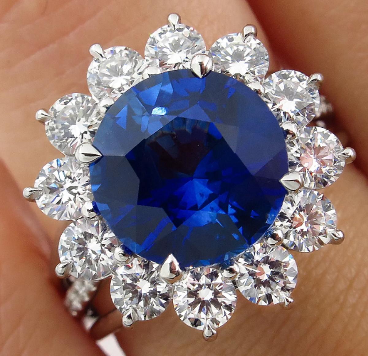 Taille ronde Bague en saphir bleu royal de 3,50 carats certifié par le GIA et diamant de taille ronde en vente