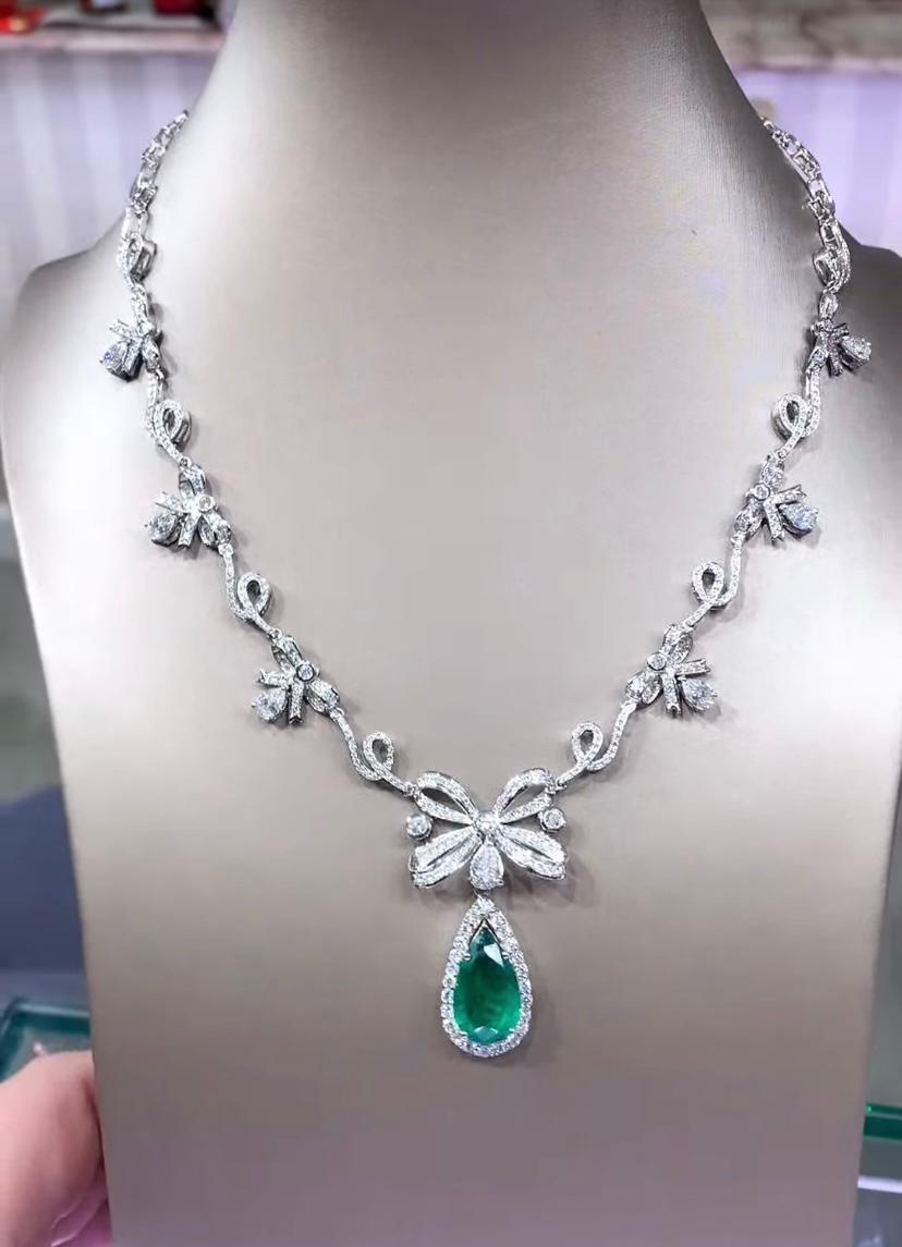AIG Certified 3.50 Carat Zambian Emerald 5.90 Carat Diamonds 18K Gold Necklace In New Condition For Sale In Massafra, IT