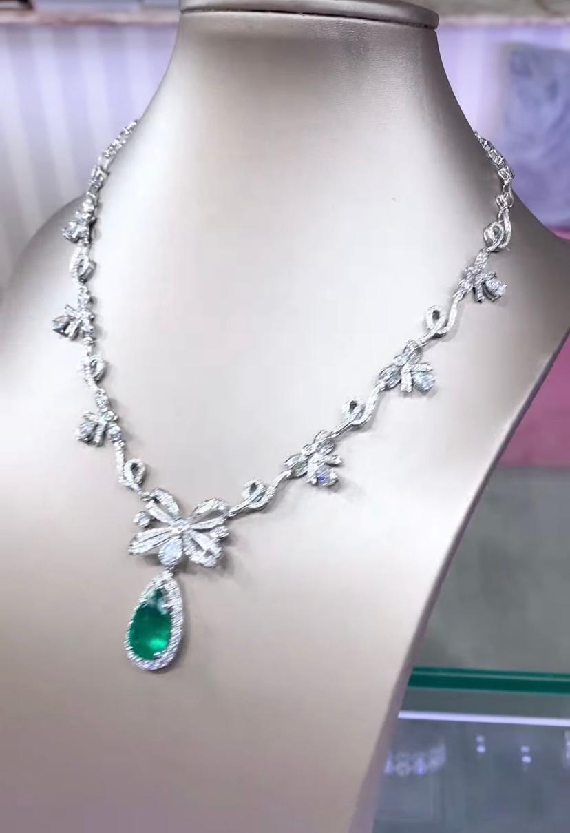 AIG Certified 3.50 Carat Zambian Emerald 5.90 Carat Diamonds 18K Gold Necklace For Sale 1