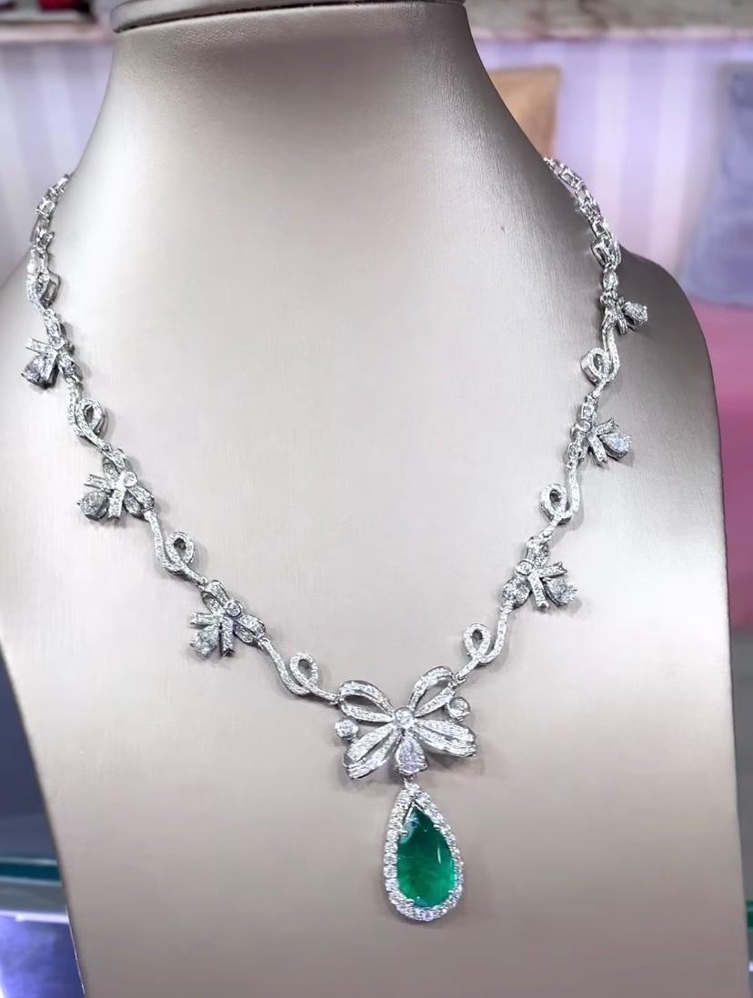 AIG Certified 3.50 Carat Zambian Emerald 5.90 Carat Diamonds 18K Gold Necklace For Sale 2