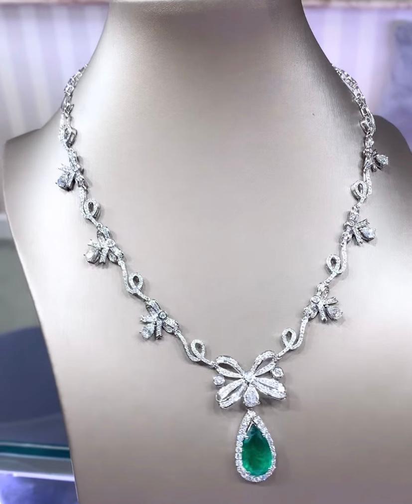 AIG Certified 3.50 Carat Zambian Emerald 5.90 Carat Diamonds 18K Gold Necklace For Sale 3